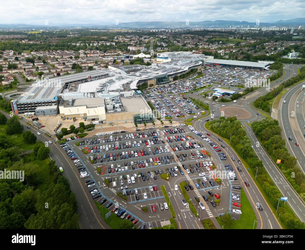 Vista aerea del centro commerciale Silverburn a Pollok, Glasgow, Scozia, Regno Unito Foto Stock Vista aerea del centro commerciale Silverburn a Pollok, Glasgow, Scozia, Regno Unito Foto Stock
