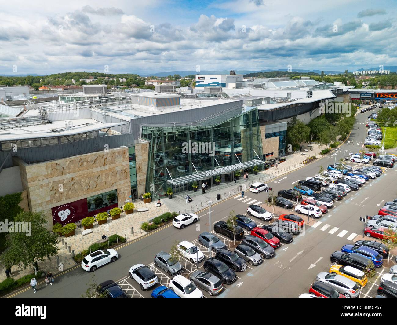Vista aerea del centro commerciale Silverburn a Pollok, Glasgow, Scozia, Regno Unito Foto Stock Vista aerea del centro commerciale Silverburn a Pollok, Glasgow, Scozia, Regno Unito Foto Stock