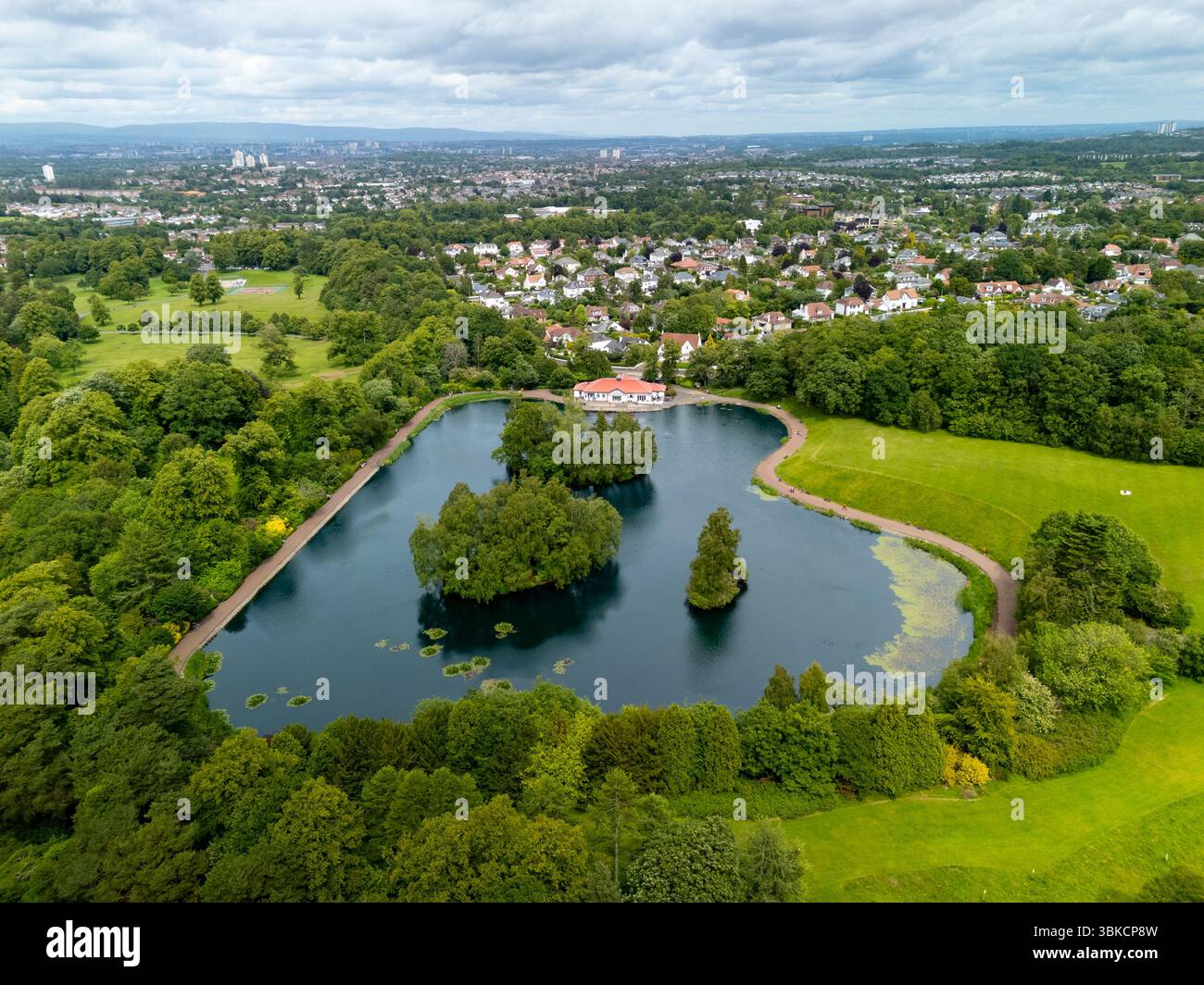 Veduta aerea del Rouken Glen Pond nel Rouken Glen Park South West Glasgow, East Renfrewshire, Scozia, Regno Unito Foto Stock