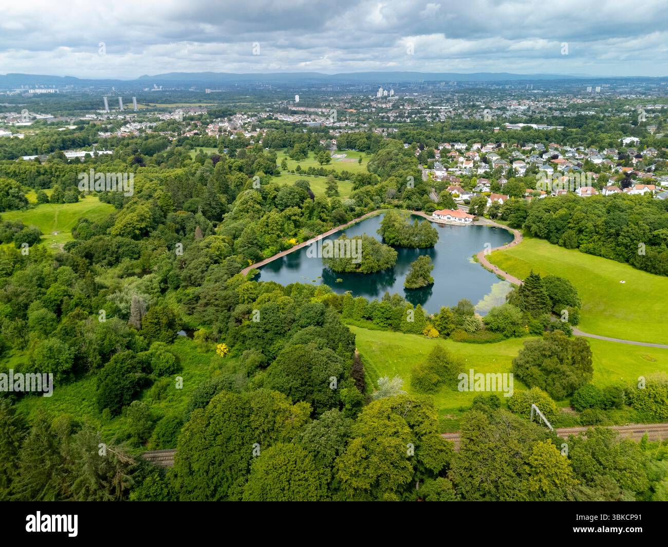 Veduta aerea del Rouken Glen Pond nel Rouken Glen Park South West Glasgow, East Renfrewshire, Scozia, Regno Unito Foto Stock