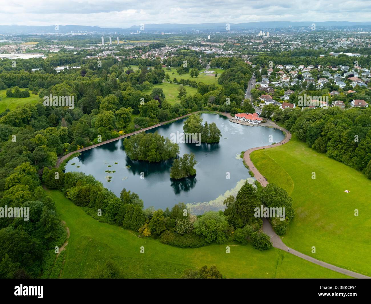Veduta aerea del Rouken Glen Pond nel Rouken Glen Park South West Glasgow, East Renfrewshire, Scozia, Regno Unito Foto Stock