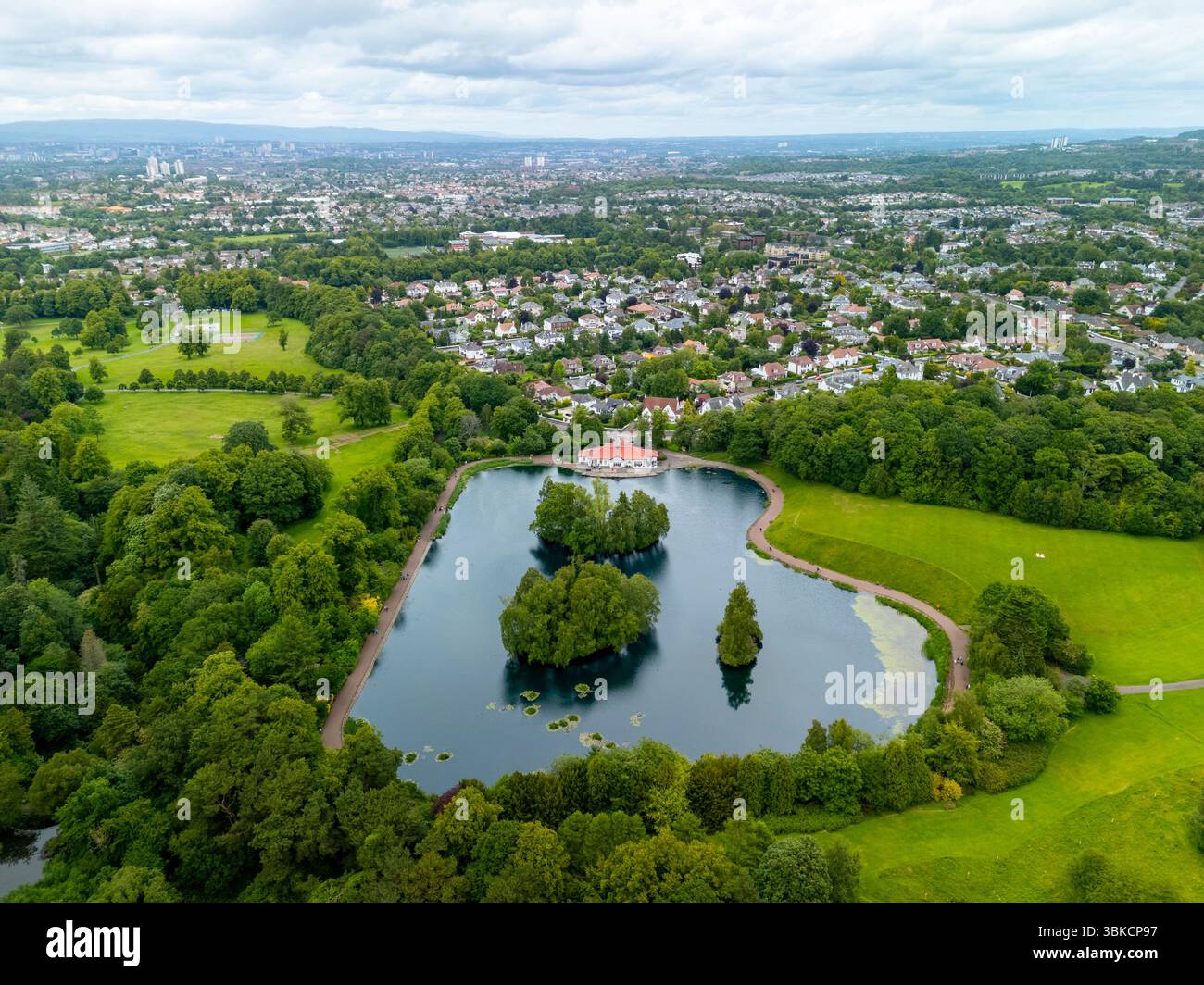 Veduta aerea del Rouken Glen Pond nel Rouken Glen Park South West Glasgow, East Renfrewshire, Scozia, Regno Unito Foto Stock