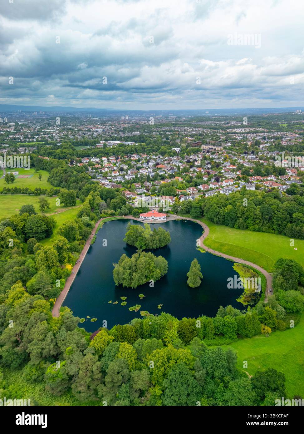 Veduta aerea del Rouken Glen Pond nel Rouken Glen Park South West Glasgow, East Renfrewshire, Scozia, Regno Unito Foto Stock