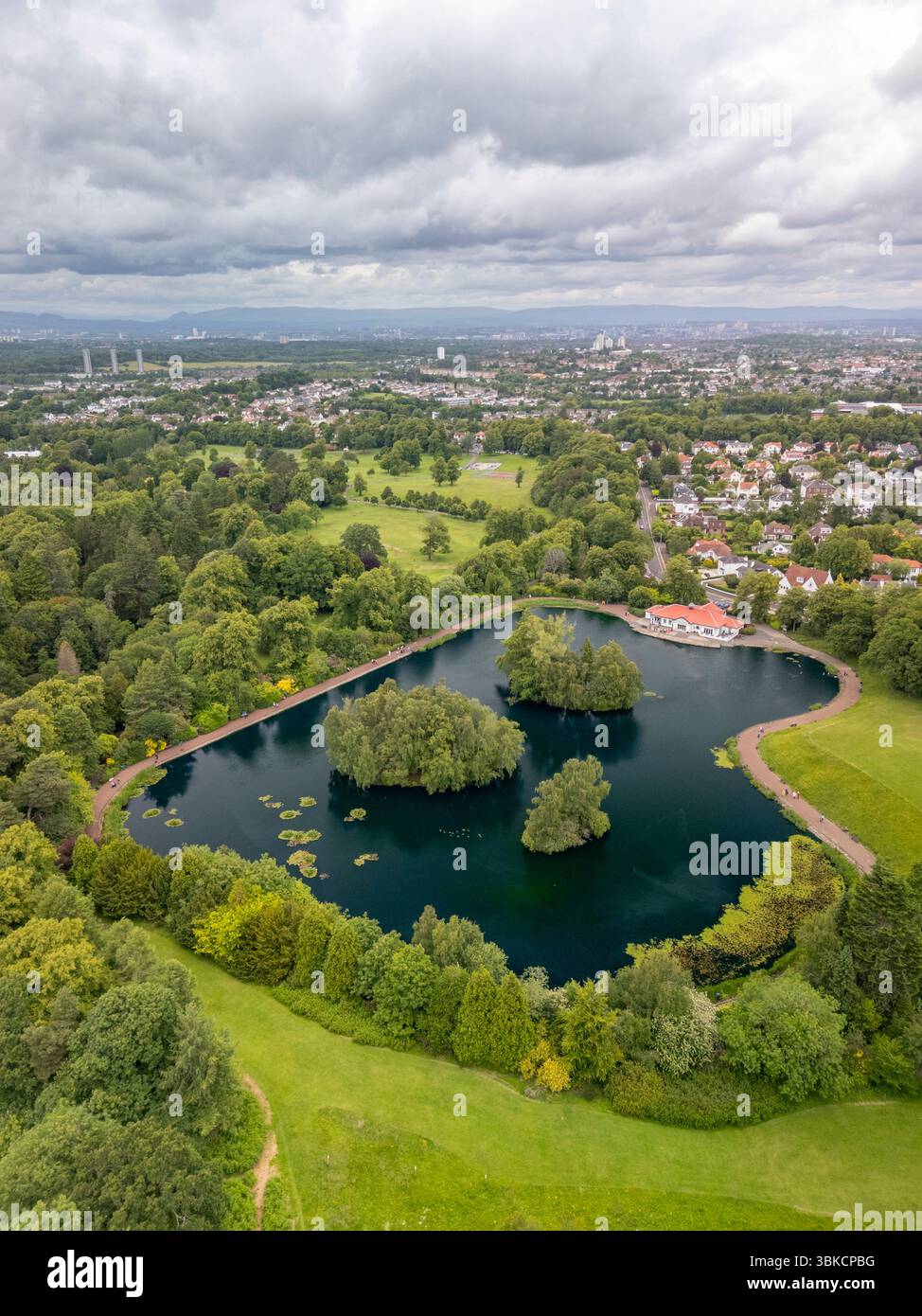 Veduta aerea del Rouken Glen Pond nel Rouken Glen Park South West Glasgow, East Renfrewshire, Scozia, Regno Unito Foto Stock