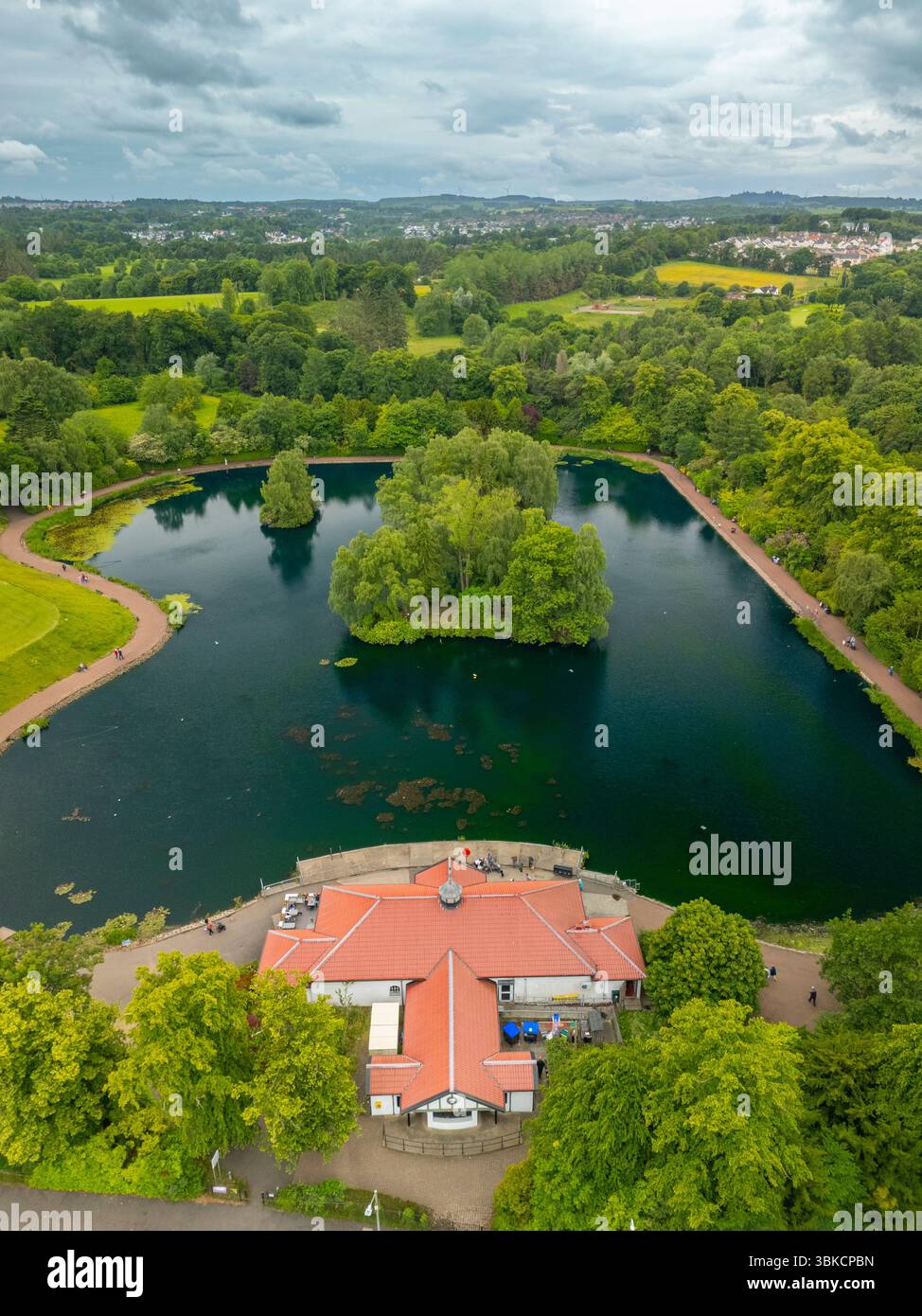 Veduta aerea del Rouken Glen Pond nel Rouken Glen Park South West Glasgow, East Renfrewshire, Scozia, Regno Unito Foto Stock