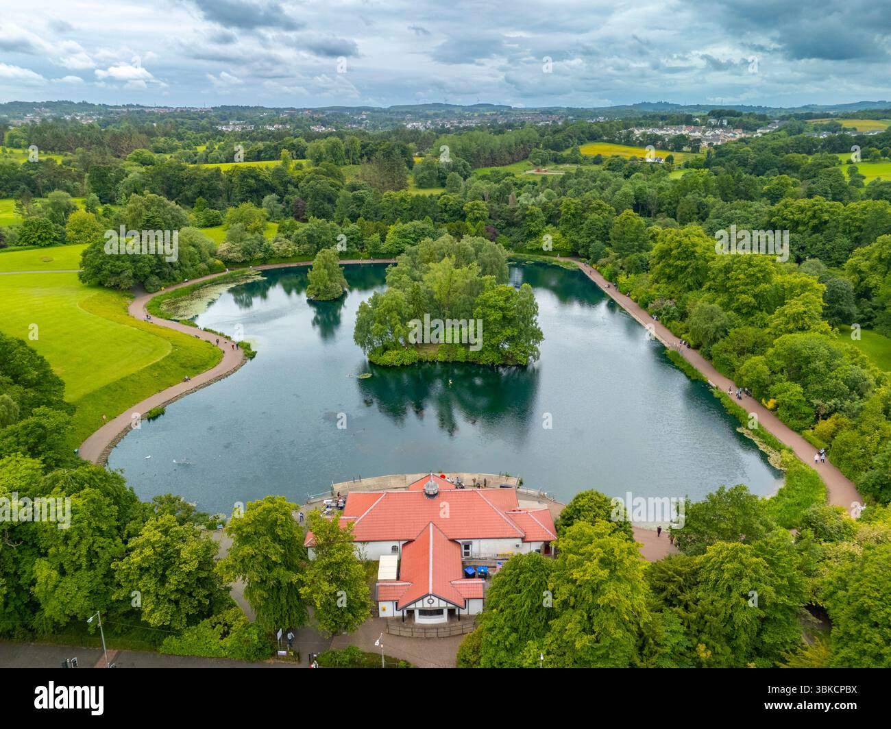 Veduta aerea del Rouken Glen Pond nel Rouken Glen Park South West Glasgow, East Renfrewshire, Scozia, Regno Unito Foto Stock