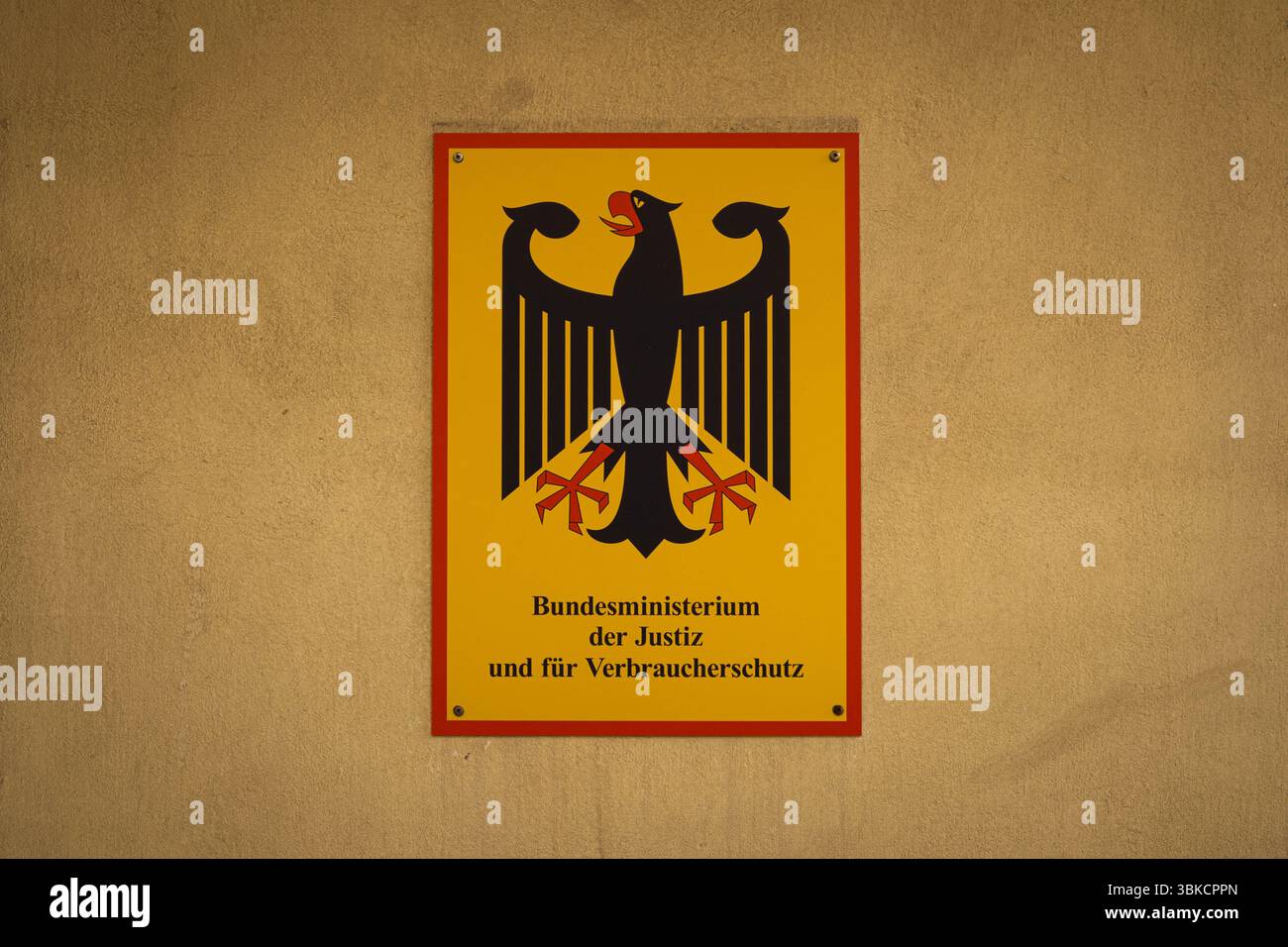 Berlino, Germania - 15 giugno 2025: Insegna del ministero della giustizia. tedesco: Bundesministerium für Justiz Foto Stock