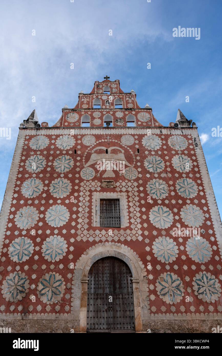 Facciata barocca della chiesa colorata di Uayma con muratura in pietra ornata e torri campanarie gemelle in Messico, penisola dello Yucatan, Uayma. Foto Stock
