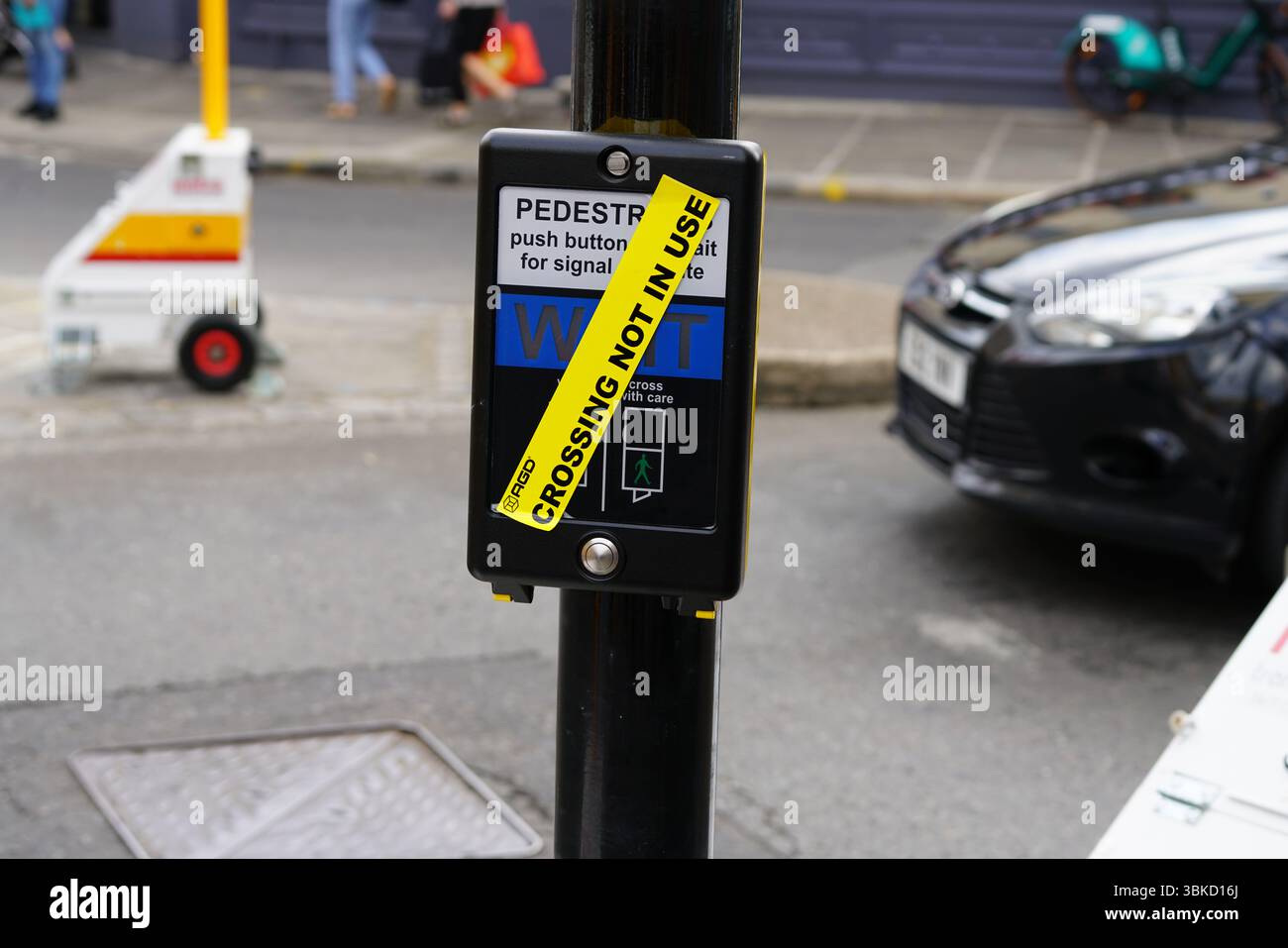 Pulsante di attraversamento pedoni con avvertenza di attraversamento non in uso. Greenwich, Londra, Inghilterra Foto Stock