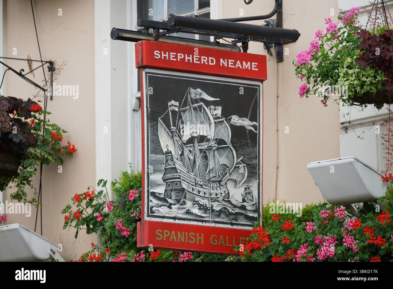 Storico cartello da pub che raffigura la nave con i suoi dintorni floreali. Greenwich, Londra, Inghilterra Foto Stock