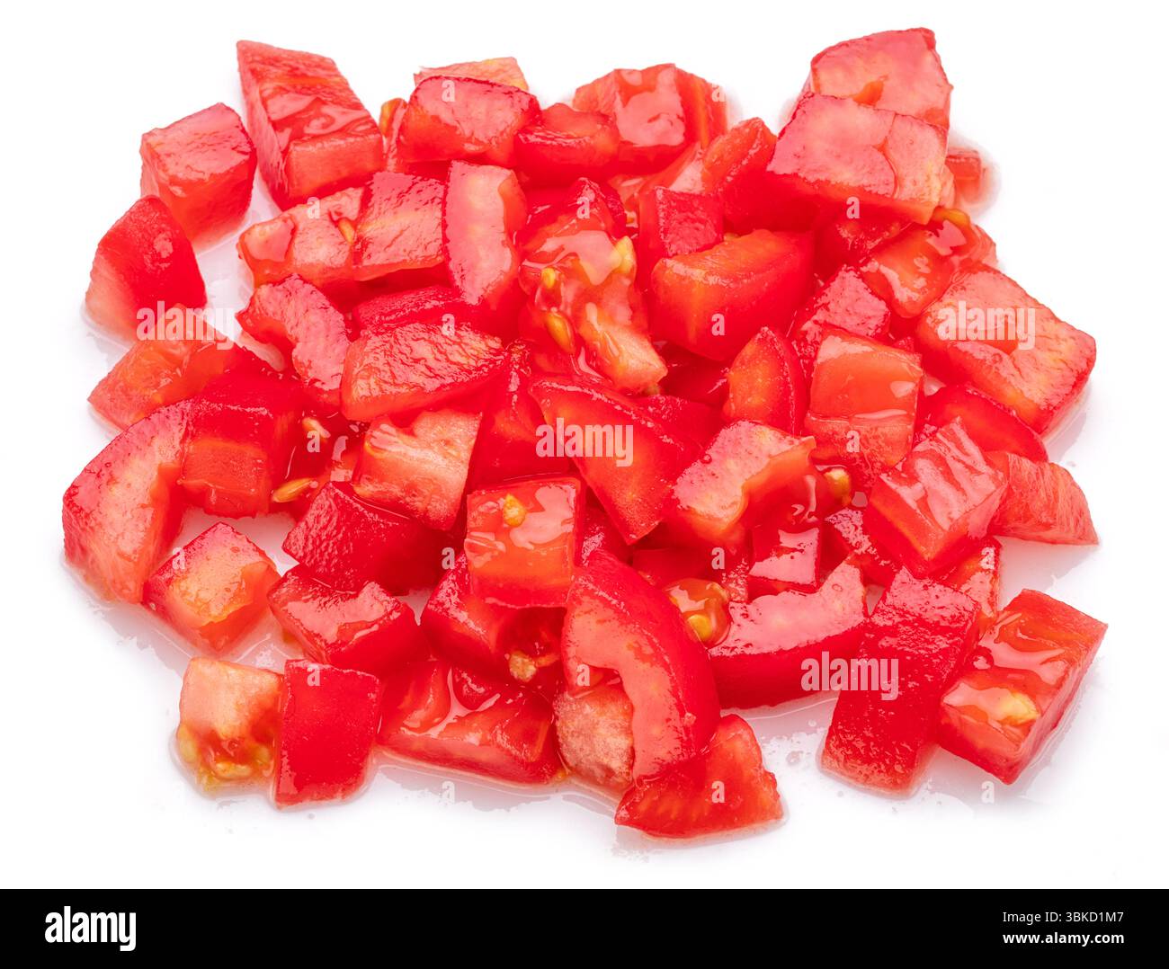Pomodori freschi sbucciati e tagliati a dadini isolati su sfondo bianco. Scatto macro. Foto Stock