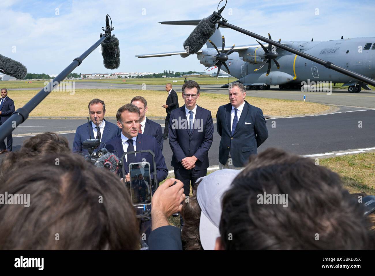 Il presidente francese Emmanuel Macron (C), affiancato dal ministro francese delle forze armate Sebastien Lecornu, dal ministro dell'industria e dell'energia Marc Ferracci, dal ministro dell'istruzione superiore e della ricerca Philippe Baptiste e dal ministro dei trasporti Philippe Tabarot, parla con i giornalisti dopo essere sbarcato da un aereo militare Airbus A400M durante la sua visita alla 55a edizione dell'International Paris Air Show (Salon International de l'aéronautique et de l'espace, Parigi, a nord, Parigi, SIAE) il 20 giugno 2025. Foto di Jeanne Accorsini/Pool/ABACAPRESS.COM Foto Stock