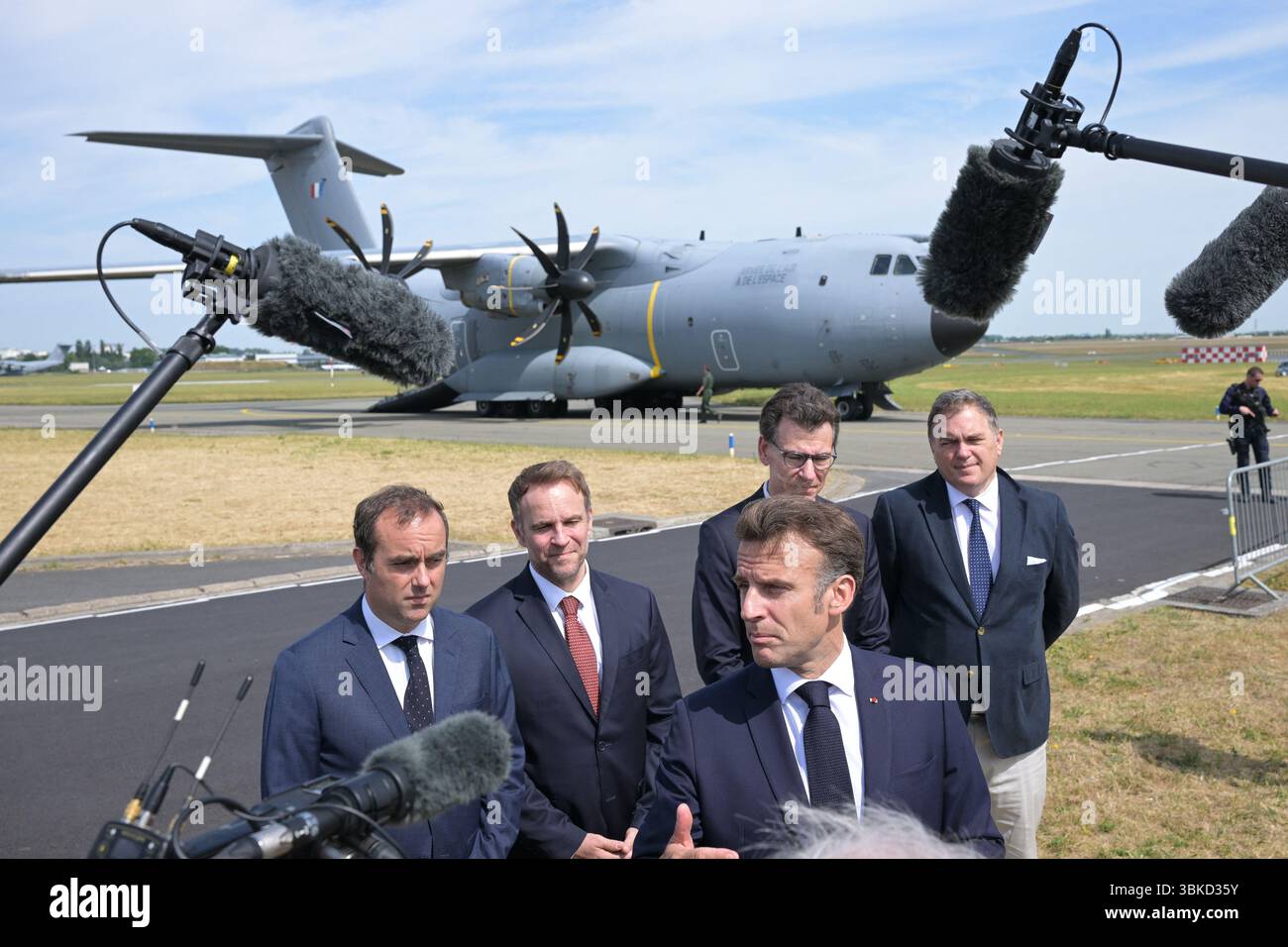 Il presidente francese Emmanuel Macron (C), affiancato dal ministro francese delle forze armate Sebastien Lecornu, dal ministro dell'industria e dell'energia Marc Ferracci, dal ministro dell'istruzione superiore e della ricerca Philippe Baptiste e dal ministro dei trasporti Philippe Tabarot, parla con i giornalisti dopo essere sbarcato da un aereo militare Airbus A400M durante la sua visita alla 55a edizione dell'International Paris Air Show (Salon International de l'aéronautique et de l'espace, Parigi, a nord, Parigi, SIAE) il 20 giugno 2025. Foto di Jeanne Accorsini/Pool/ABACAPRESS.COM Foto Stock
