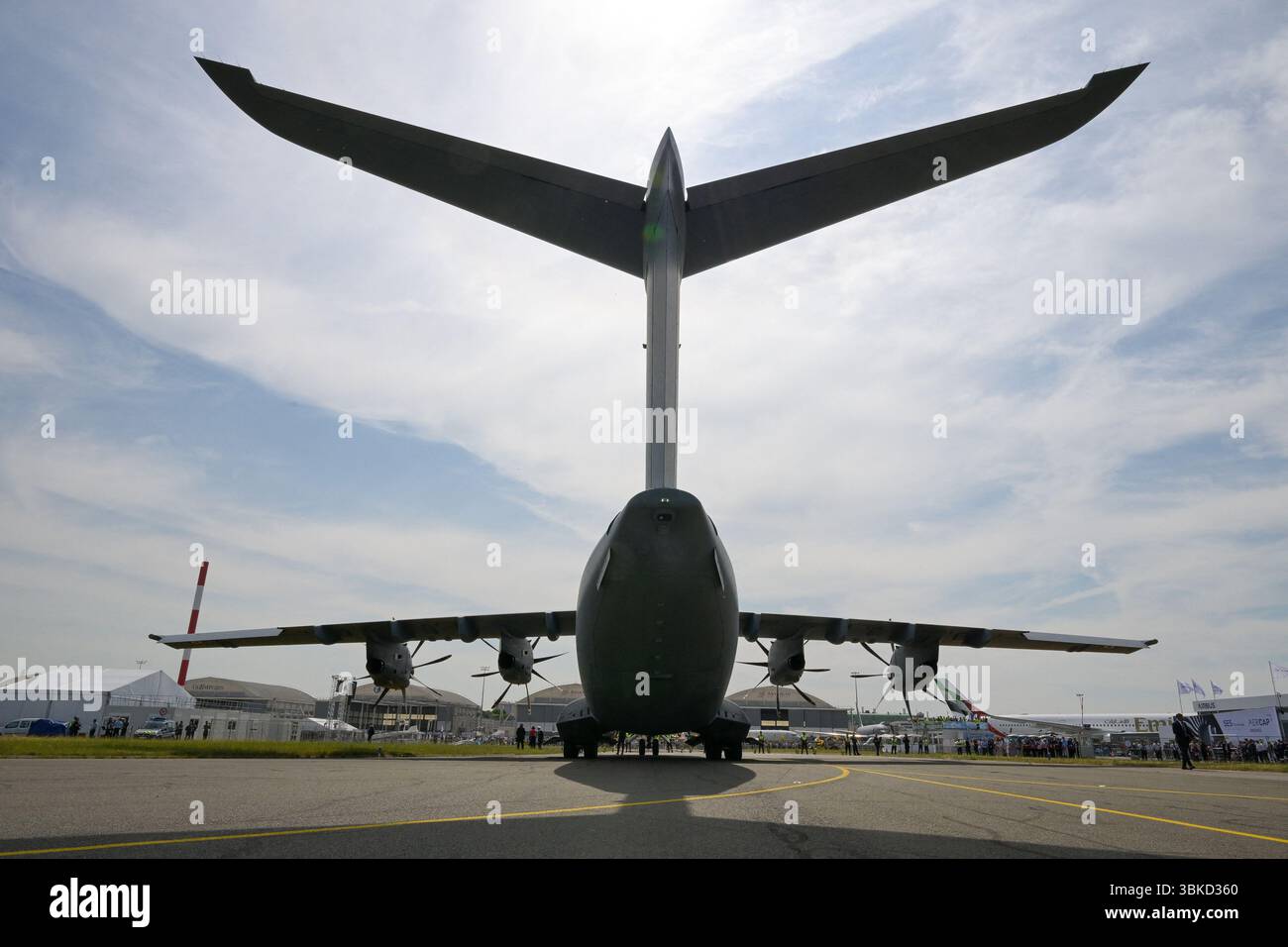 Le Bourget, Francia. 20 giugno 2025. Un aereo militare Airbus A400M che trasporta il presidente francese Emmanuel Macron atterra sull'asfalto prima di una visita alla 55a edizione dell'International Paris Air Show (Salon International de l'aeronautique et de l'espace - SIAE) all'aeroporto Paris-le Bourget, a le Bourget, a nord di Parigi il 20 giugno 2025 foto di Jeanne Accorsini/Pool/ABACAPRESS.COM credito: Abaca Press/Alamy Live News Foto Stock