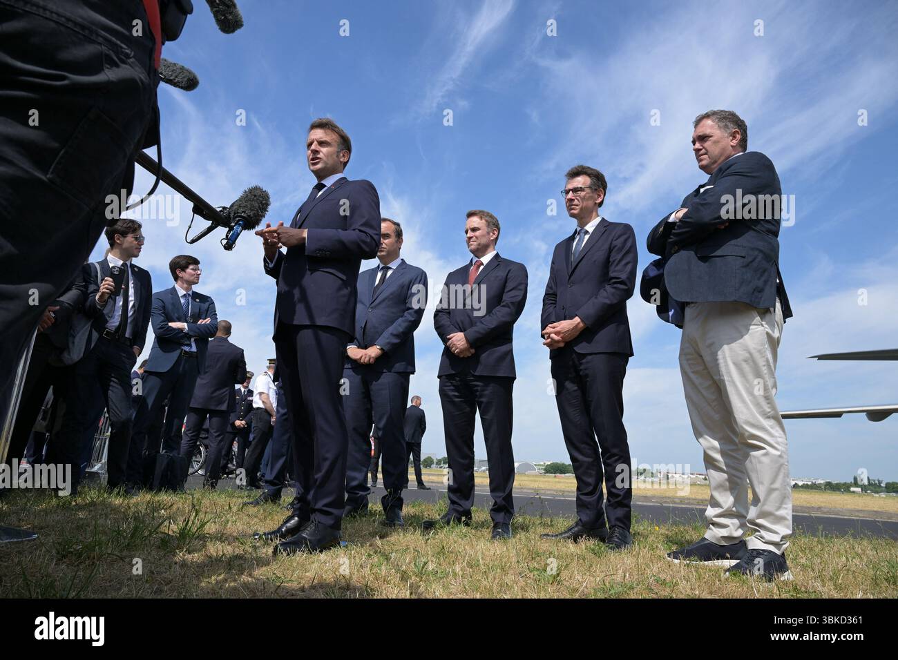 Il presidente francese Emmanuel Macron (C), affiancato dal ministro francese delle forze armate Sebastien Lecornu, dal ministro dell'industria e dell'energia Marc Ferracci, dal ministro dell'istruzione superiore e della ricerca Philippe Baptiste e dal ministro dei trasporti Philippe Tabarot, parla con i giornalisti dopo essere sbarcato da un aereo militare Airbus A400M durante la sua visita alla 55a edizione dell'International Paris Air Show (Salon International de l'aéronautique et de l'espace, Parigi, a nord, Parigi, SIAE) il 20 giugno 2025. Foto di Jeanne Accorsini/Pool/ABACAPRESS.COM Foto Stock