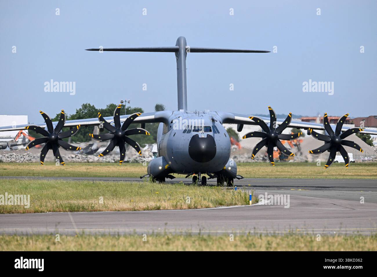 Le Bourget, Francia. 20 giugno 2025. Un aereo militare Airbus A400M che trasporta il presidente francese Emmanuel Macron atterra sull'asfalto prima di una visita alla 55a edizione dell'International Paris Air Show (Salon International de l'aeronautique et de l'espace - SIAE) all'aeroporto Paris-le Bourget, a le Bourget, a nord di Parigi il 20 giugno 2025 foto di Jeanne Accorsini/Pool/ABACAPRESS.COM credito: Abaca Press/Alamy Live News Foto Stock