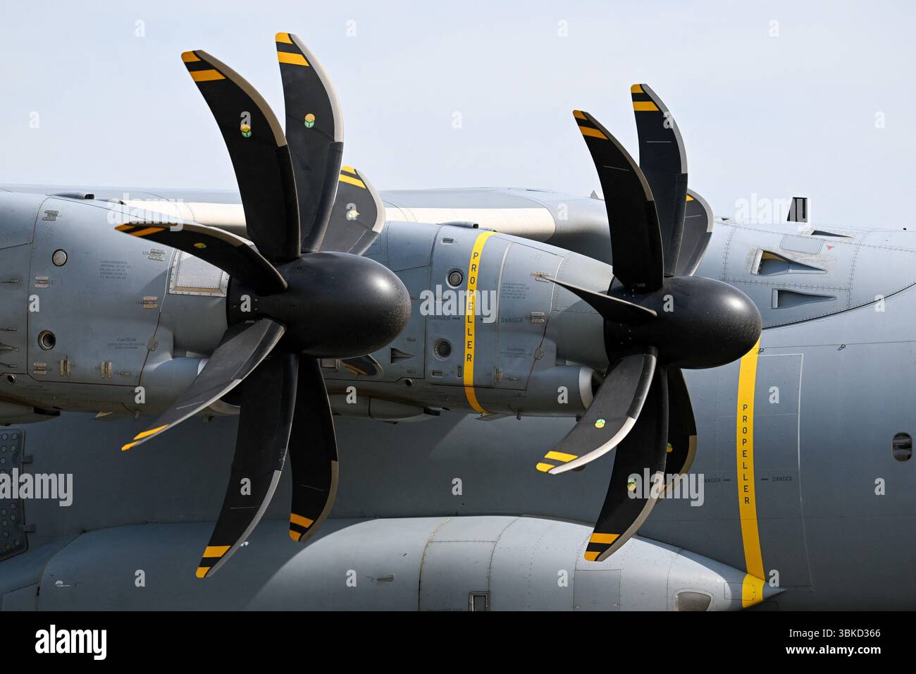 Le Bourget, Francia. 20 giugno 2025. Un aereo militare Airbus A400M che trasporta il presidente francese Emmanuel Macron atterra sull'asfalto prima di una visita alla 55a edizione dell'International Paris Air Show (Salon International de l'aeronautique et de l'espace - SIAE) all'aeroporto Paris-le Bourget, a le Bourget, a nord di Parigi il 20 giugno 2025 foto di Jeanne Accorsini/Pool/ABACAPRESS.COM credito: Abaca Press/Alamy Live News Foto Stock