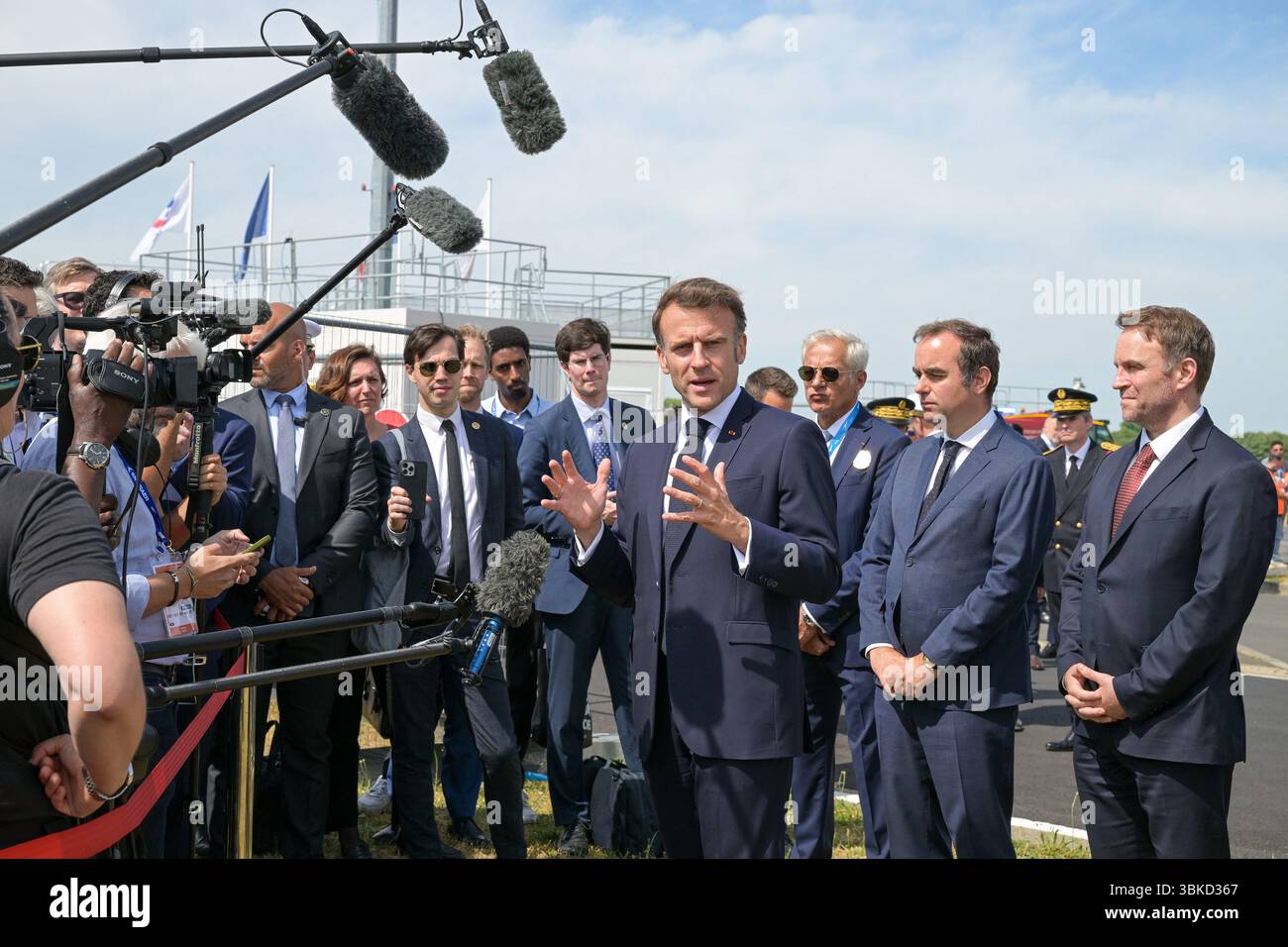 Il presidente francese Emmanuel Macron (C), affiancato dal ministro francese delle forze armate Sebastien Lecornu, dal ministro dell'industria e dell'energia Marc Ferracci, dal ministro dell'istruzione superiore e della ricerca Philippe Baptiste e dal ministro dei trasporti Philippe Tabarot, parla con i giornalisti dopo essere sbarcato da un aereo militare Airbus A400M durante la sua visita alla 55a edizione dell'International Paris Air Show (Salon International de l'aéronautique et de l'espace, Parigi, a nord, Parigi, SIAE) il 20 giugno 2025. Foto di Jeanne Accorsini/Pool/ABACAPRESS.COM Foto Stock