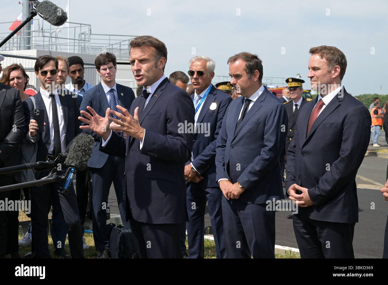 Il presidente francese Emmanuel Macron (C), affiancato dal ministro francese delle forze armate Sebastien Lecornu, dal ministro dell'industria e dell'energia Marc Ferracci, dal ministro dell'istruzione superiore e della ricerca Philippe Baptiste e dal ministro dei trasporti Philippe Tabarot, parla con i giornalisti dopo essere sbarcato da un aereo militare Airbus A400M durante la sua visita alla 55a edizione dell'International Paris Air Show (Salon International de l'aéronautique et de l'espace, Parigi, a nord, Parigi, SIAE) il 20 giugno 2025. Foto di Jeanne Accorsini/Pool/ABACAPRESS.COM Foto Stock