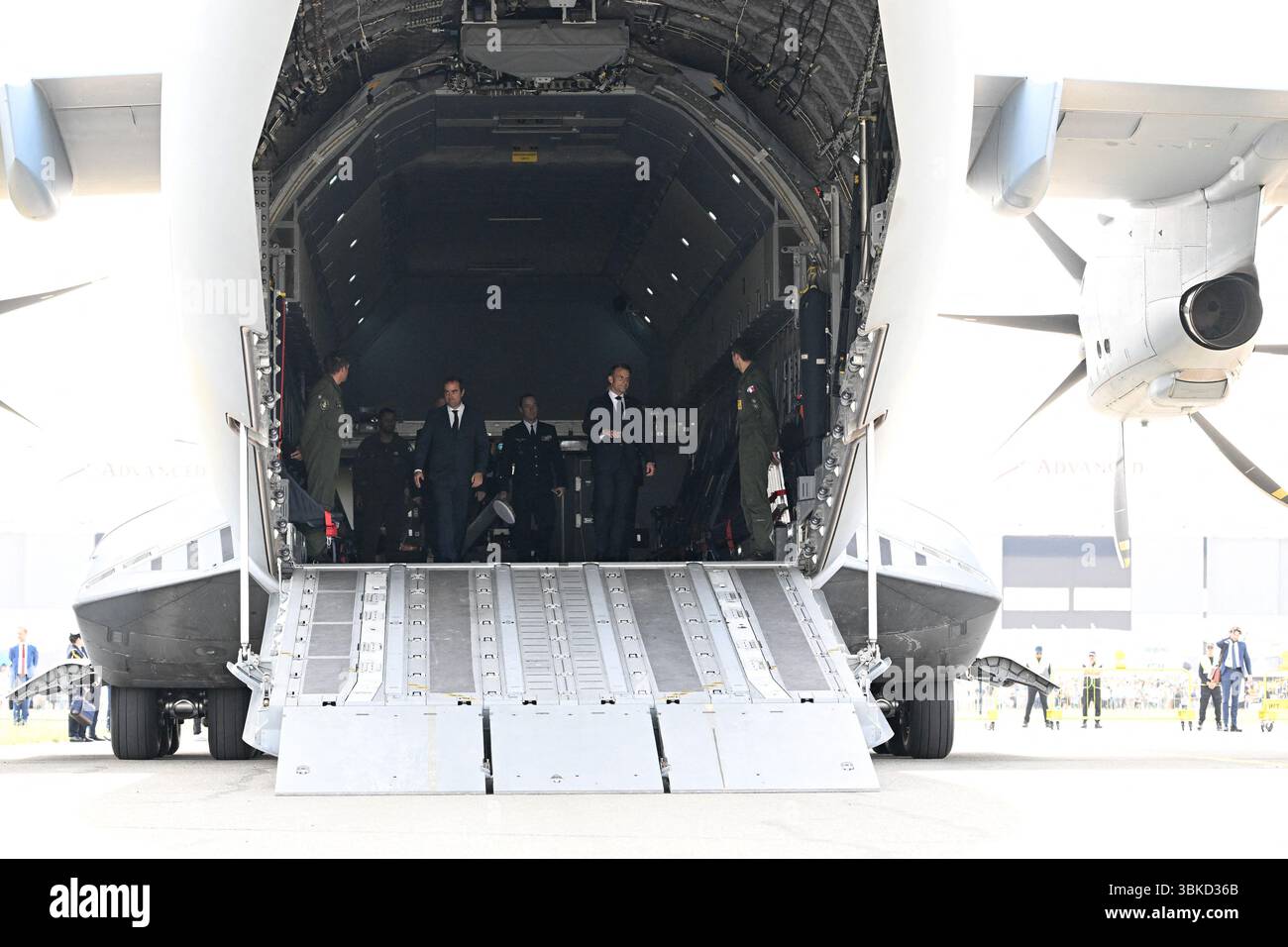 Le Bourget, Francia. 20 giugno 2025. Il presidente francese Emmanuel Macron sbarca da un aereo militare Airbus A400M all'arrivo alla 55a edizione dell'International Paris Air Show (Salon International de l'aéronautique et de l'espace - SIAE), all'aeroporto Paris-le Bourget, a nord di Parigi, il 20 giugno 2025. È accolto in asfalto dal ministro delle forze armate Sébastien Lecornu. Foto di Jeanne Accorsini/Pool/ABACAPRESS.COM credito: Abaca Press/Alamy Live News Foto Stock