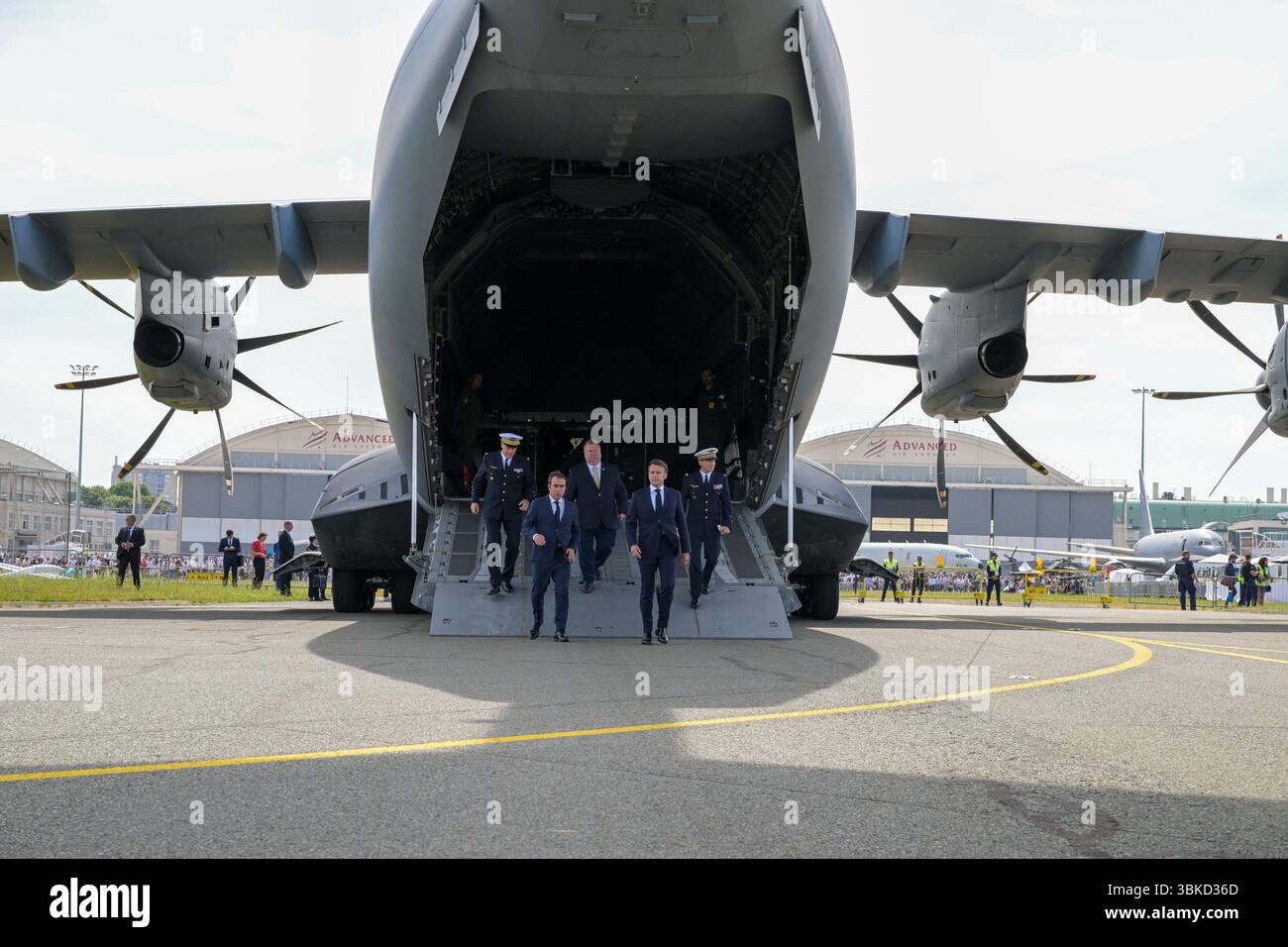 Le Bourget, Francia. 20 giugno 2025. Il presidente francese Emmanuel Macron sbarca da un aereo militare Airbus A400M all'arrivo alla 55a edizione dell'International Paris Air Show (Salon International de l'aéronautique et de l'espace - SIAE), all'aeroporto Paris-le Bourget, a nord di Parigi, il 20 giugno 2025. È accolto in asfalto dal ministro delle forze armate Sébastien Lecornu. Foto di Jeanne Accorsini/Pool/ABACAPRESS.COM credito: Abaca Press/Alamy Live News Foto Stock