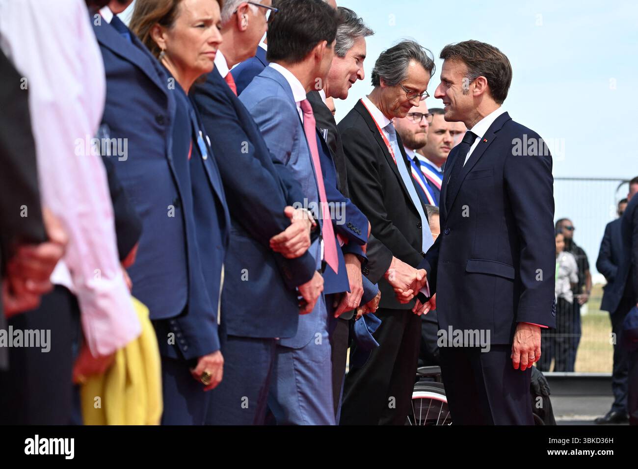 Le Bourget, Francia. 20 giugno 2025. Il 20 giugno 2025, il presidente Emmanuel Macron ha partecipato alla 55a edizione dell'International Paris Air Show (Salon International de l'aéronautique et de l'espace - SIAE) tenutasi presso l'aeroporto Paris-le Bourget, a nord di Parigi. Foto di Jeanne Accorsini/Pool/ABACAPRESS.COM credito: Abaca Press/Alamy Live News Foto Stock