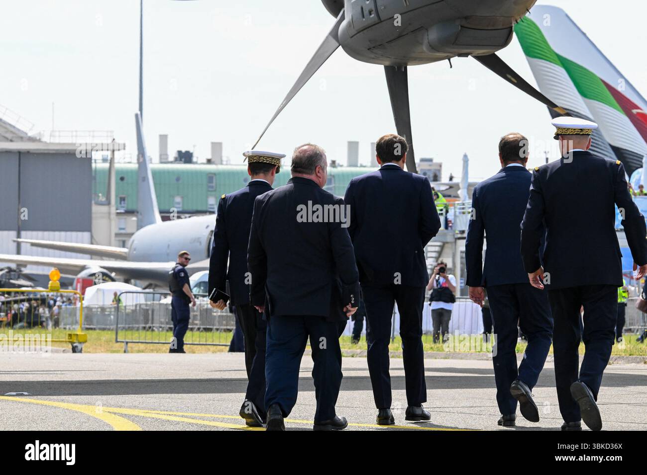 Le Bourget, Francia. 20 giugno 2025. Il presidente francese Emmanuel Macron sbarca da un aereo militare Airbus A400M all'arrivo alla 55a edizione dell'International Paris Air Show (Salon International de l'aéronautique et de l'espace - SIAE), all'aeroporto Paris-le Bourget, a nord di Parigi, il 20 giugno 2025. È accolto in asfalto dal ministro delle forze armate Sébastien Lecornu. Foto di Jeanne Accorsini/Pool/ABACAPRESS.COM credito: Abaca Press/Alamy Live News Foto Stock