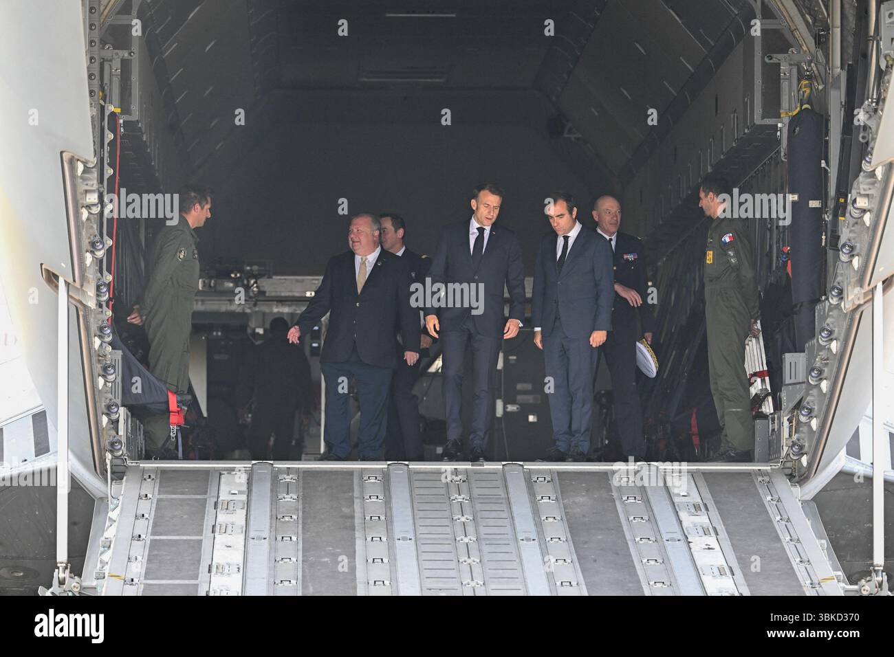 Le Bourget, Francia. 20 giugno 2025. Il presidente francese Emmanuel Macron sbarca da un aereo militare Airbus A400M all'arrivo alla 55a edizione dell'International Paris Air Show (Salon International de l'aéronautique et de l'espace - SIAE), all'aeroporto Paris-le Bourget, a nord di Parigi, il 20 giugno 2025. È accolto in asfalto dal ministro delle forze armate Sébastien Lecornu. Foto di Jeanne Accorsini/Pool/ABACAPRESS.COM credito: Abaca Press/Alamy Live News Foto Stock
