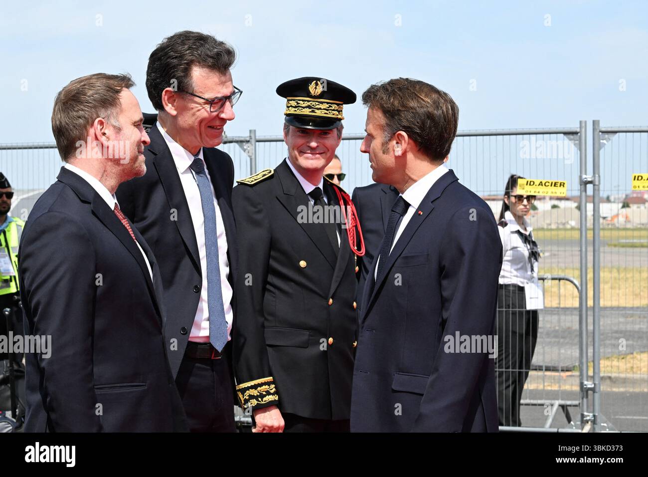 Le Bourget, Francia. 20 giugno 2025. Il 20 giugno 2025, il presidente Emmanuel Macron ha partecipato alla 55a edizione dell'International Paris Air Show (Salon International de l'aéronautique et de l'espace - SIAE) tenutasi presso l'aeroporto Paris-le Bourget, a nord di Parigi. Foto di Jeanne Accorsini/Pool/ABACAPRESS.COM credito: Abaca Press/Alamy Live News Foto Stock