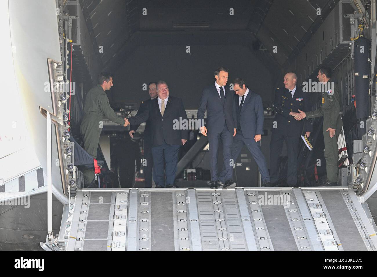Le Bourget, Francia. 20 giugno 2025. Il presidente francese Emmanuel Macron sbarca da un aereo militare Airbus A400M all'arrivo alla 55a edizione dell'International Paris Air Show (Salon International de l'aéronautique et de l'espace - SIAE), all'aeroporto Paris-le Bourget, a nord di Parigi, il 20 giugno 2025. È accolto in asfalto dal ministro delle forze armate Sébastien Lecornu. Foto di Jeanne Accorsini/Pool/ABACAPRESS.COM credito: Abaca Press/Alamy Live News Foto Stock