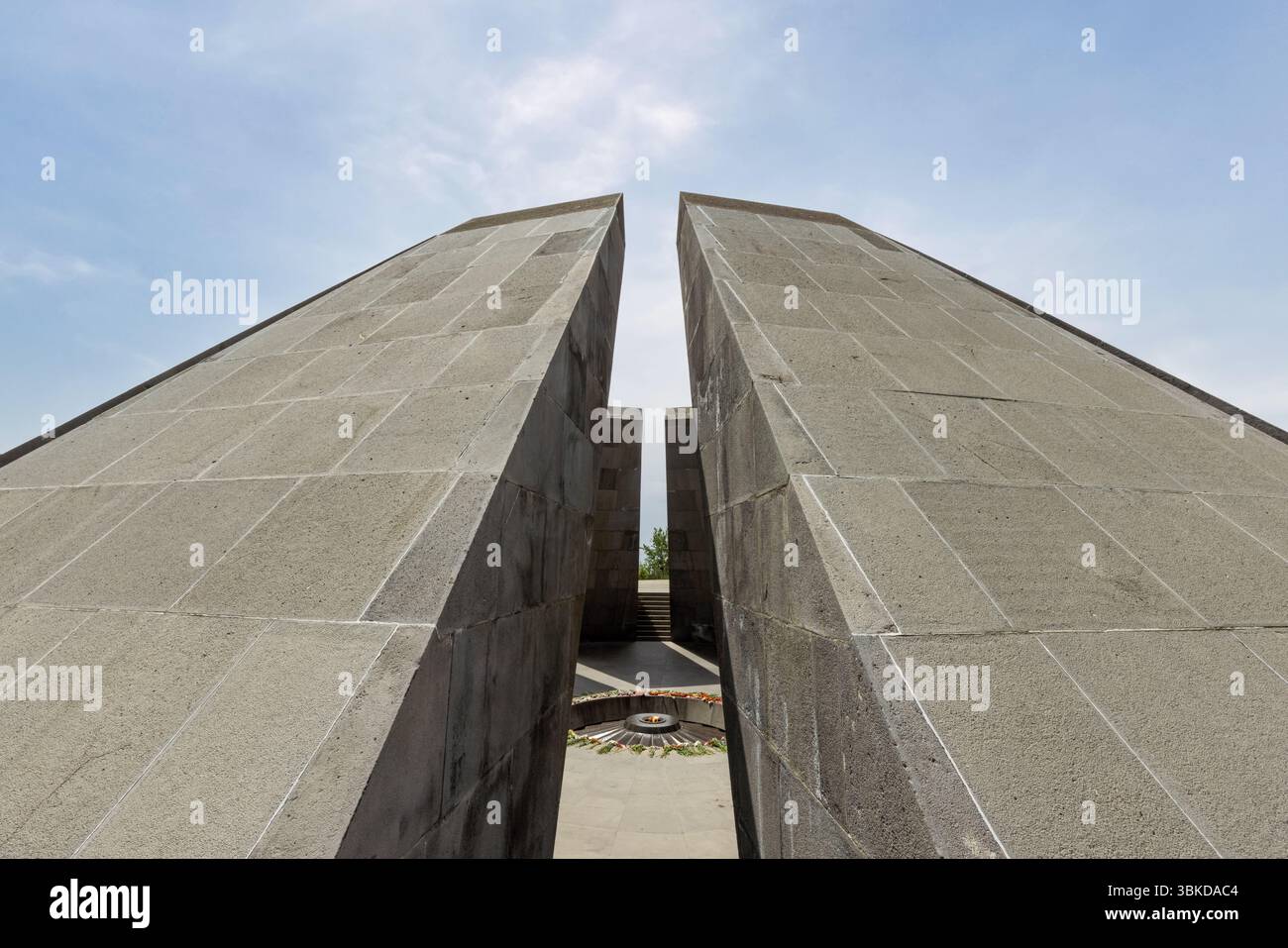 Il complesso commemorativo del genocidio armeno a Tsitsernakaberd si erge come un commovente tributo alle vittime, promuovendo la memoria e promuovendo il understandi Foto Stock
