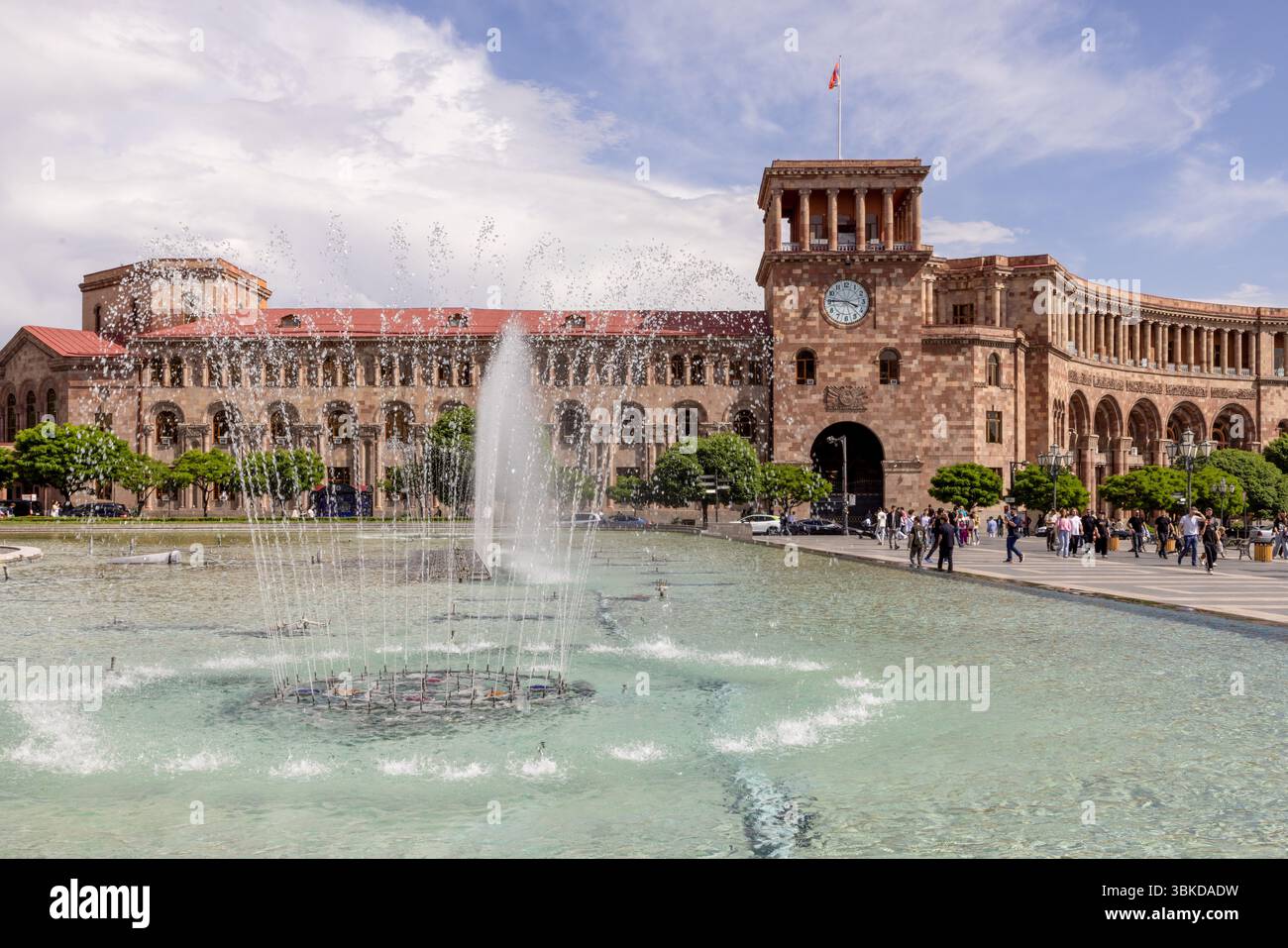 Piazza della Repubblica a Yerevan è una meraviglia architettonica, caratterizzata da edifici in tufo rosa, iconiche fontane musicali e che funge da cuore vibrante di Th Foto Stock