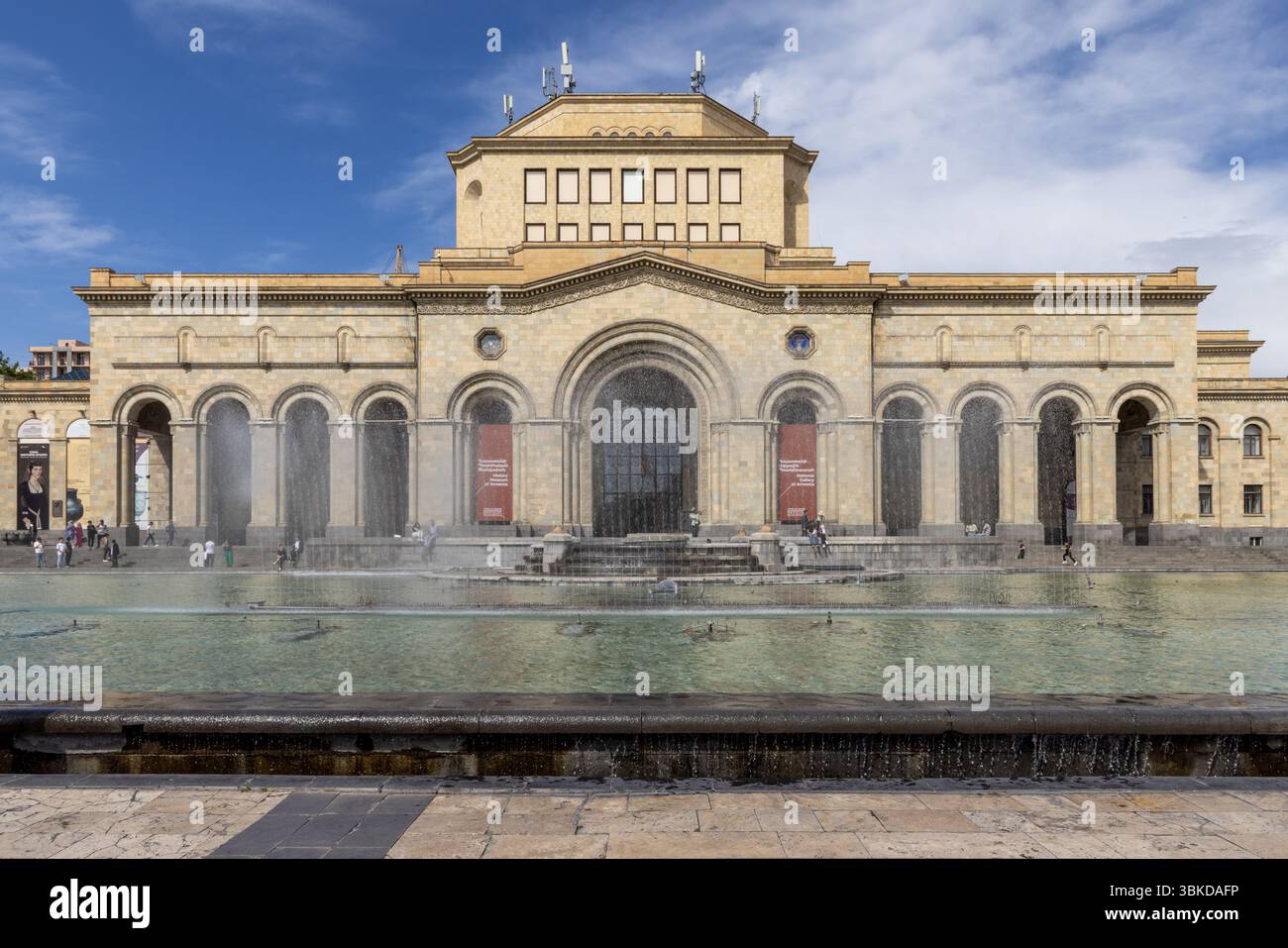 Piazza della Repubblica a Yerevan è una meraviglia architettonica, caratterizzata da edifici in tufo rosa, iconiche fontane musicali e che funge da cuore vibrante di Th Foto Stock