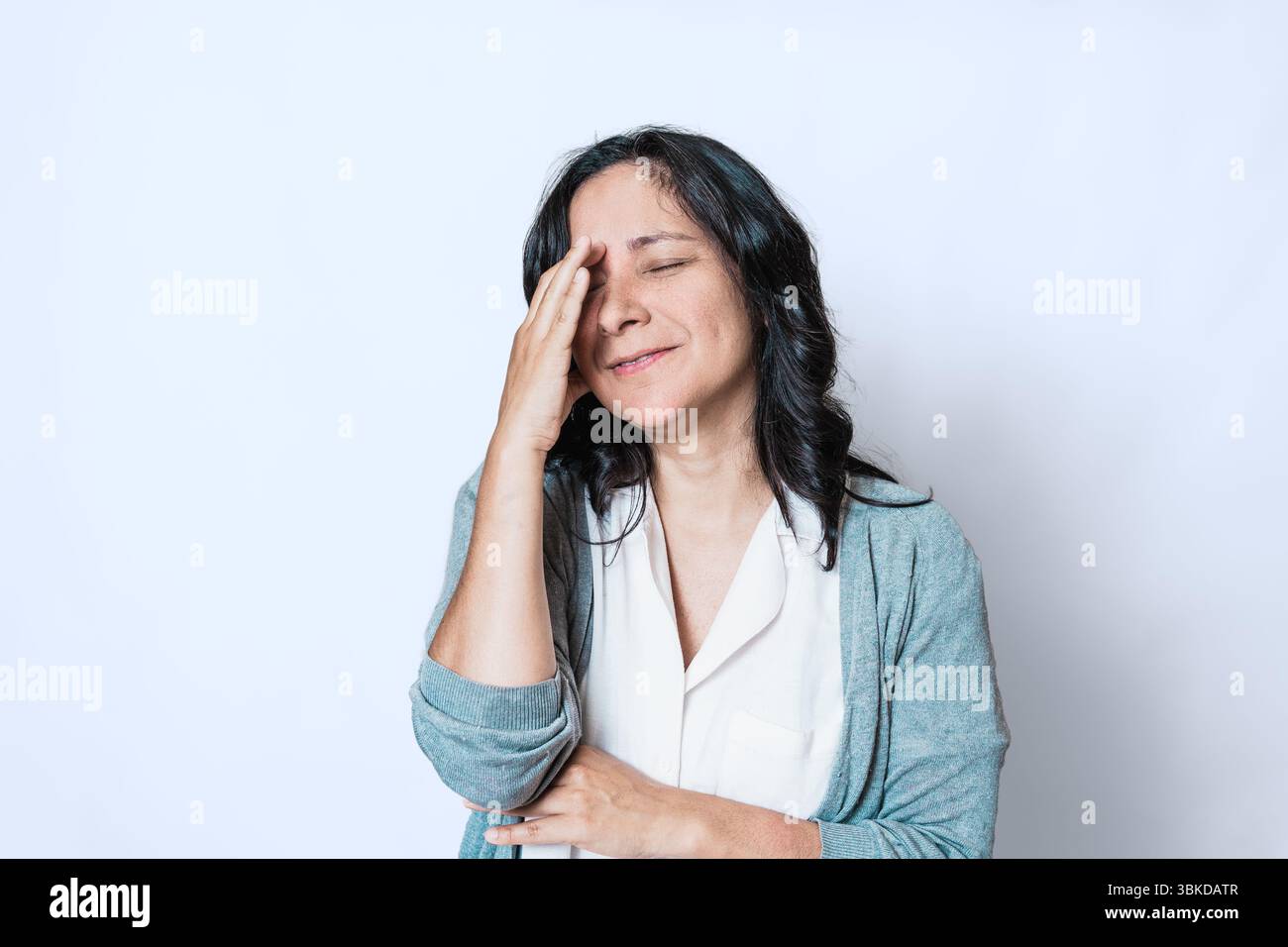 giovane donna ispanica adulta nei suoi 40 anni con mal di testa, ritratto di donna preoccupata e triste con problemi di salute mentale Foto Stock
