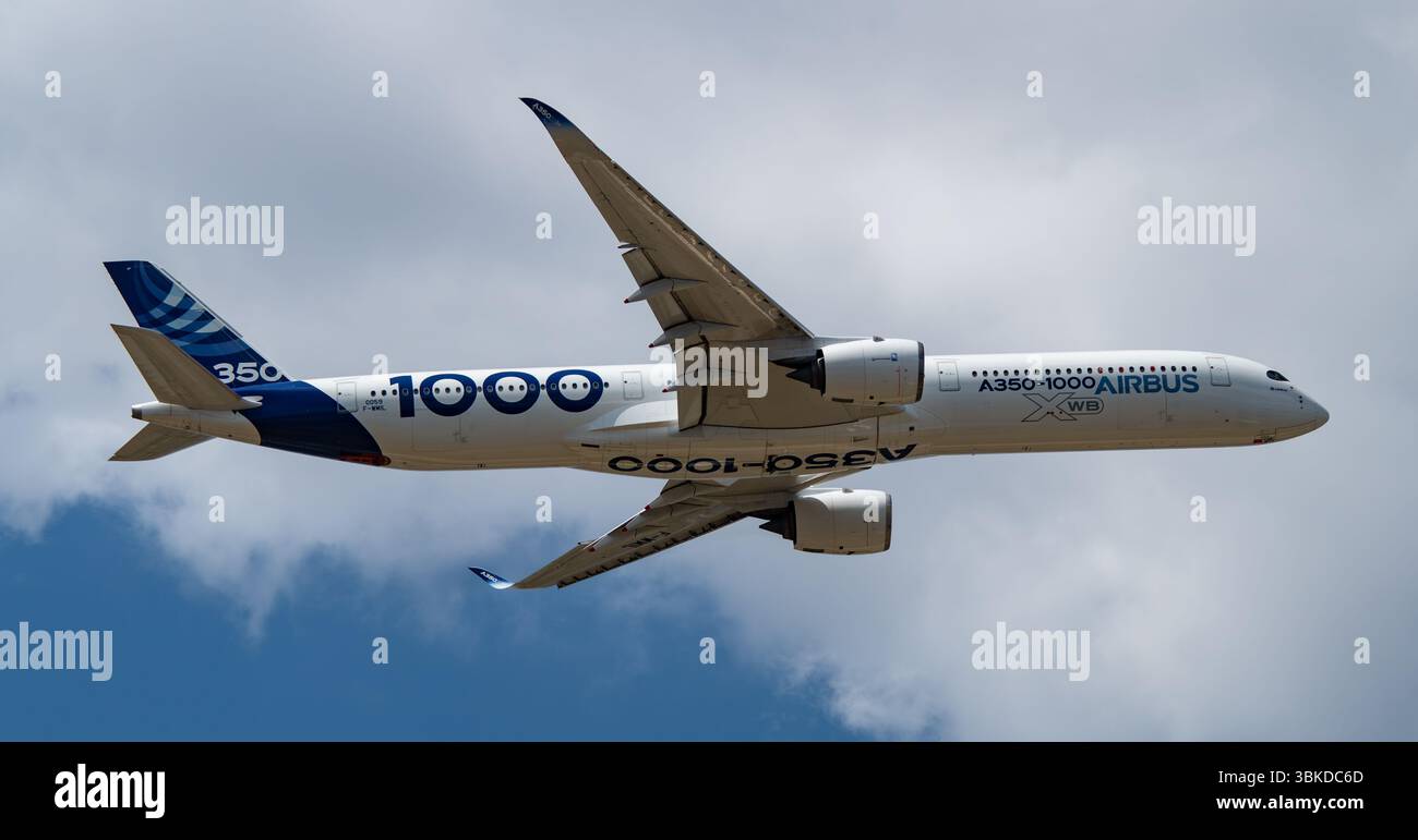 Airbus A350-1000 in volo al 55° Paris Airshow a le Bourget, Francia. Foto Stock