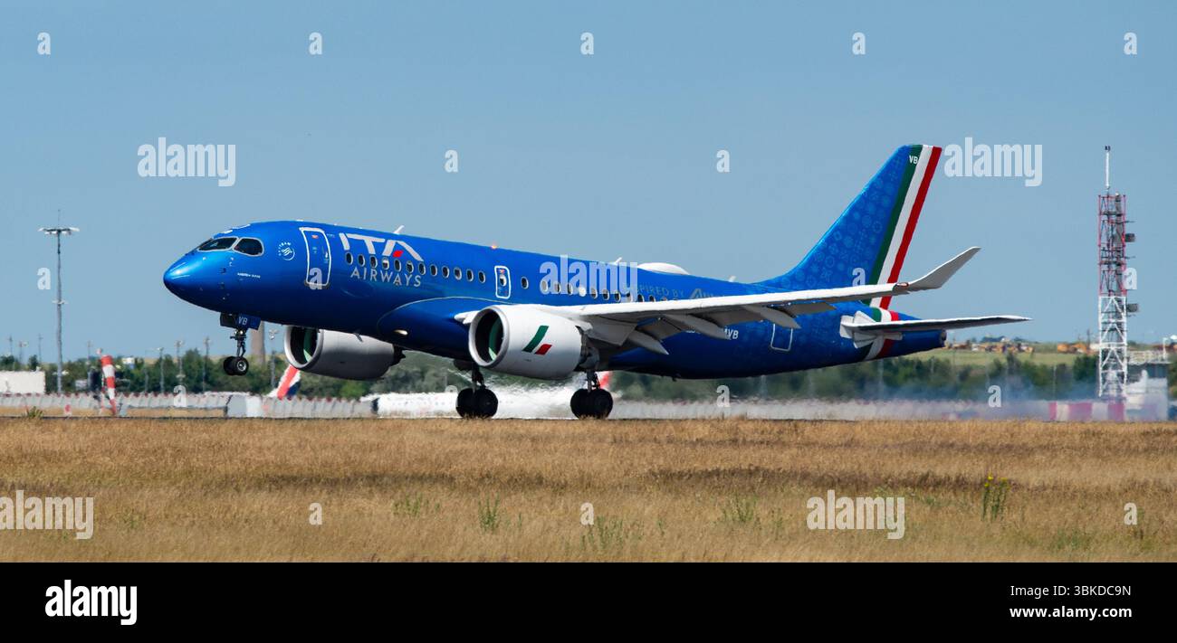 Un Airbus A220 della ITA Airways che scende a Parigi Charles de Gaulle Foto Stock