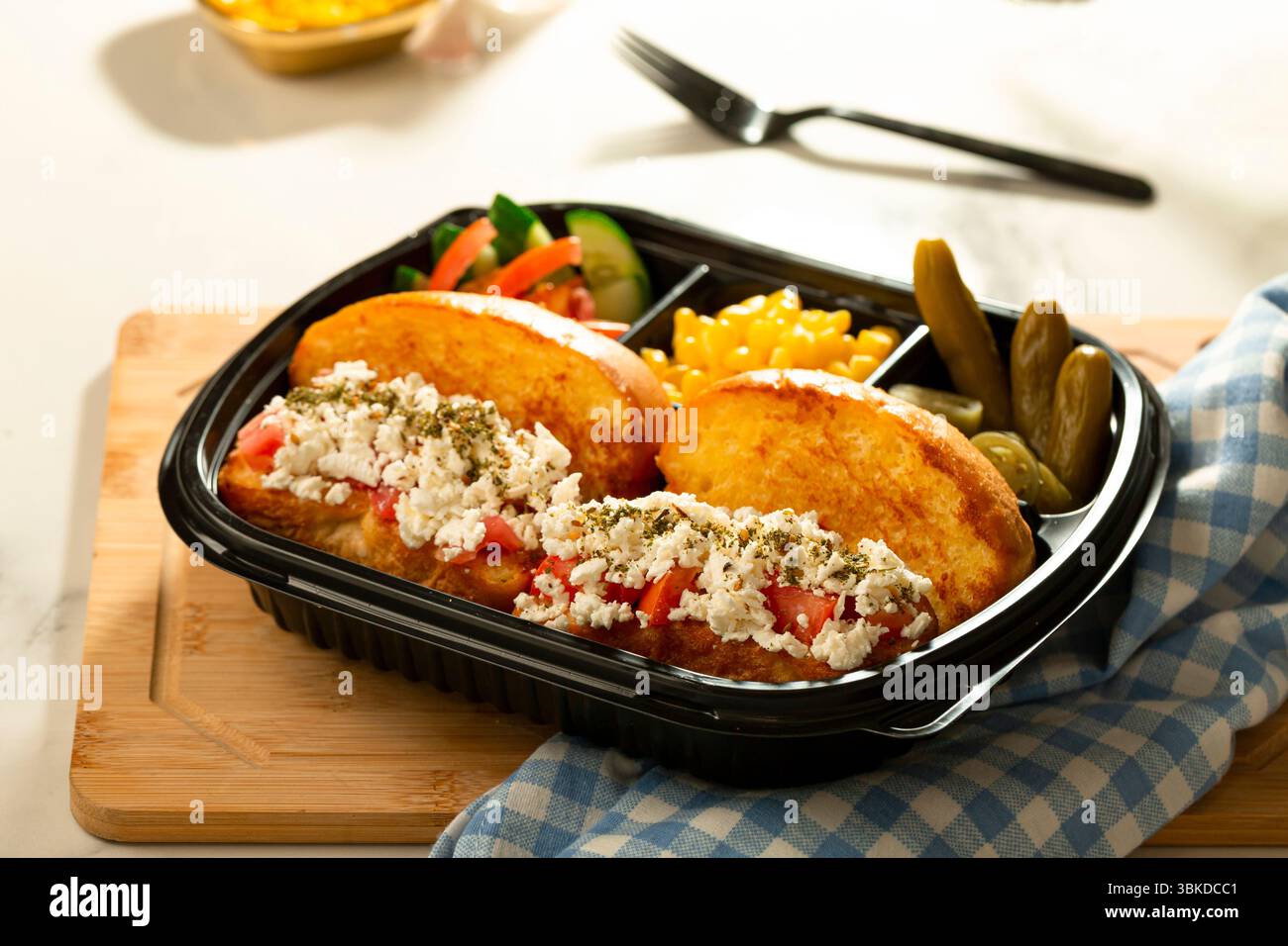 Piatto di pane tostato con formaggio, timo e verdure. Foto Stock