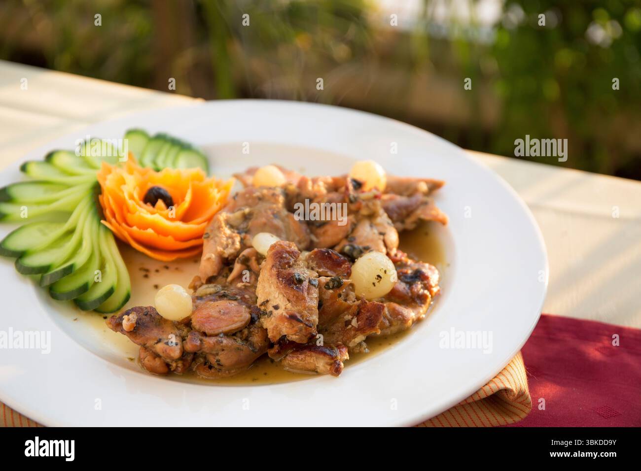 Coscia di pollo alla griglia, piatto di pollo alla griglia con cipolle, speciale pasto occidentale. Foto Stock