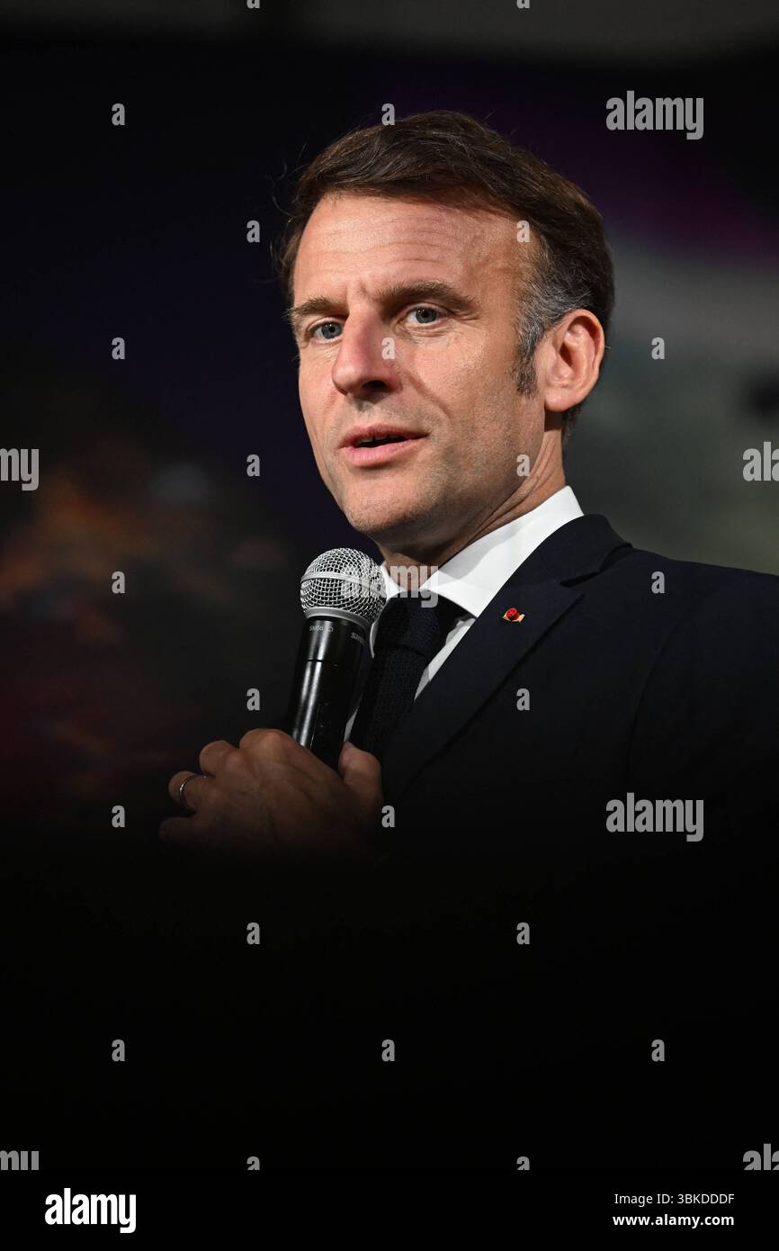 Le Bourget, Francia. 20 giugno 2025. Il 20 giugno 2025, il presidente Emmanuel Macron ha partecipato alla 55a edizione dell'International Paris Air Show (Salon International de l'a?'ronautique et de l'espace - SIAE) tenutasi presso l'aeroporto Paris-le Bourget, a nord di Parigi. All'arrivo, entra nel padiglione Paris Space Hub, visita lo stand Eutelsat e si connette dal vivo con l'astronauta Sophie Adenot di Houston. La visita si conclude con un discorso tenuto dal Presidente ai professionisti del settore aerospaziale e ai leader del settore. Photoby Jeanne Accorsini/Pool/ABACAPRESS.COM credito: Abaca Press/Alamy Live News Foto Stock