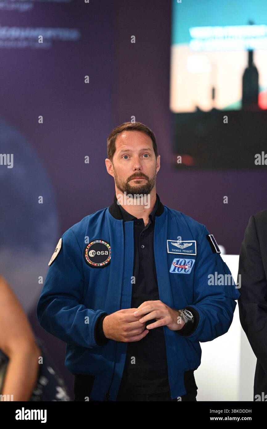 Thomas Pesquet, il primo comandante francese della ISS, era presente all'evento. Il 20 giugno 2025, il presidente Emmanuel Macron ha partecipato alla 55a edizione dell'International Paris Air Show (Salon International de l'a?'ronautique et de l'espace - SIAE) tenutasi presso l'aeroporto Paris-le Bourget, a nord di Parigi. All'arrivo, entra nel padiglione Paris Space Hub, visita lo stand Eutelsat e si connette dal vivo con l'astronauta Sophie Adenot di Houston. La visita si conclude con un discorso tenuto dal Presidente ai professionisti del settore aerospaziale e ai leader del settore. Foto di Jeanne Accorsini/piscina/ABACAPRESS.COM Foto Stock