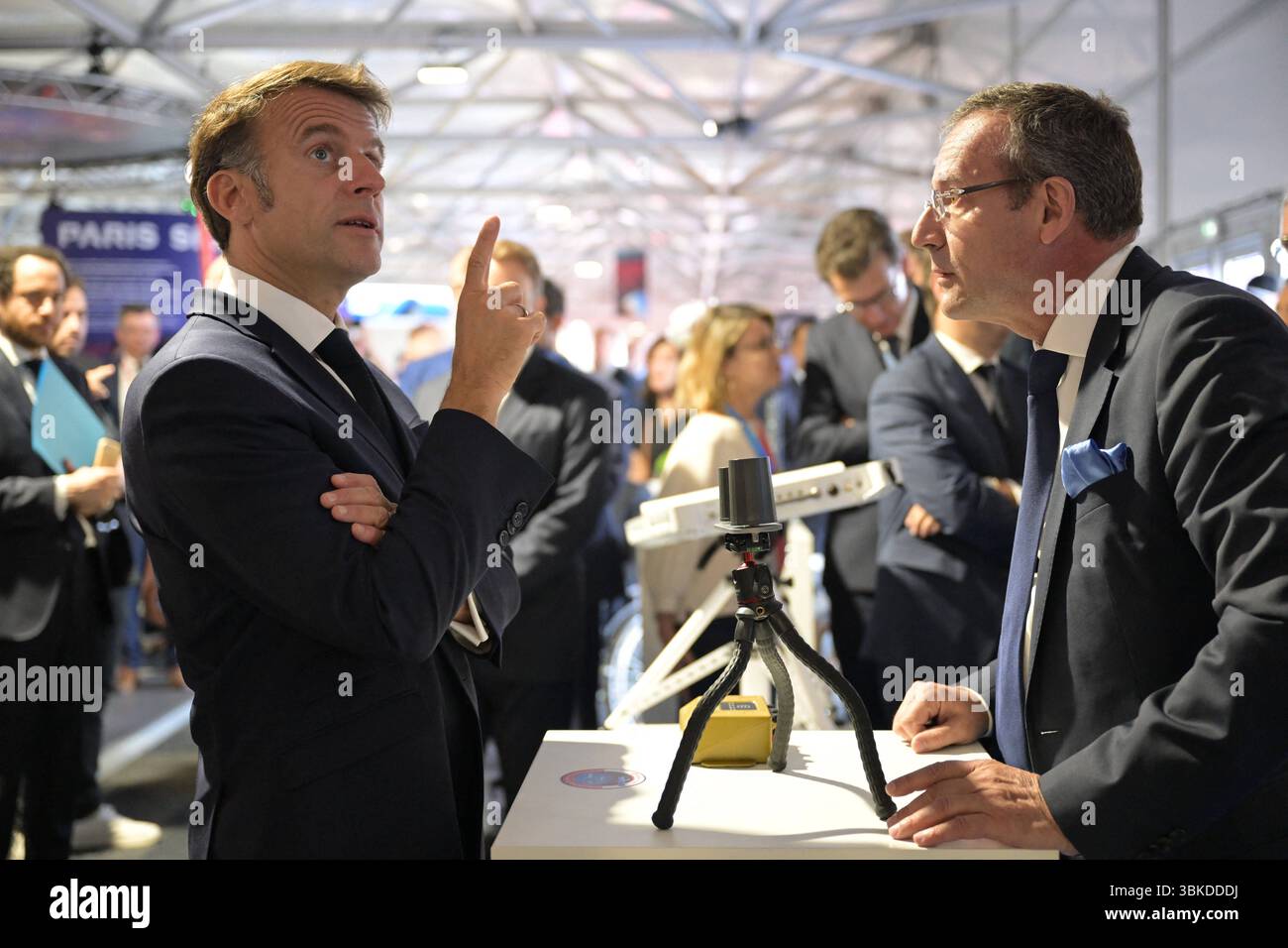 Le Bourget, Francia. 20 giugno 2025. Il 20 giugno 2025, il presidente Emmanuel Macron ha partecipato alla 55a edizione dell'International Paris Air Show (Salon International de l'a?'ronautique et de l'espace - SIAE) tenutasi presso l'aeroporto Paris-le Bourget, a nord di Parigi. All'arrivo, entra nel padiglione Paris Space Hub, visita lo stand Eutelsat e si connette dal vivo con l'astronauta Sophie Adenot di Houston. La visita si conclude con un discorso tenuto dal Presidente ai professionisti del settore aerospaziale e ai leader del settore. Photoby Jeanne Accorsini/Pool/ABACAPRESS.COM credito: Abaca Press/Alamy Live News Foto Stock