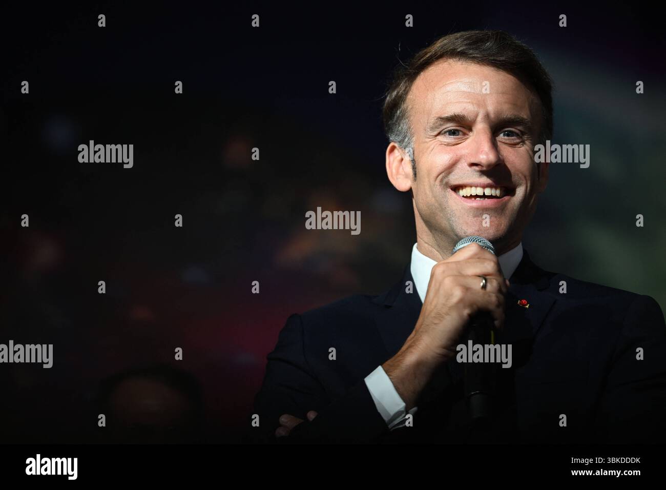 Le Bourget, Francia. 20 giugno 2025. Il 20 giugno 2025, il presidente Emmanuel Macron ha partecipato alla 55a edizione dell'International Paris Air Show (Salon International de l'a?'ronautique et de l'espace - SIAE) tenutasi presso l'aeroporto Paris-le Bourget, a nord di Parigi. All'arrivo, entra nel padiglione Paris Space Hub, visita lo stand Eutelsat e si connette dal vivo con l'astronauta Sophie Adenot di Houston. La visita si conclude con un discorso tenuto dal Presidente ai professionisti del settore aerospaziale e ai leader del settore. Photoby Jeanne Accorsini/Pool/ABACAPRESS.COM credito: Abaca Press/Alamy Live News Foto Stock