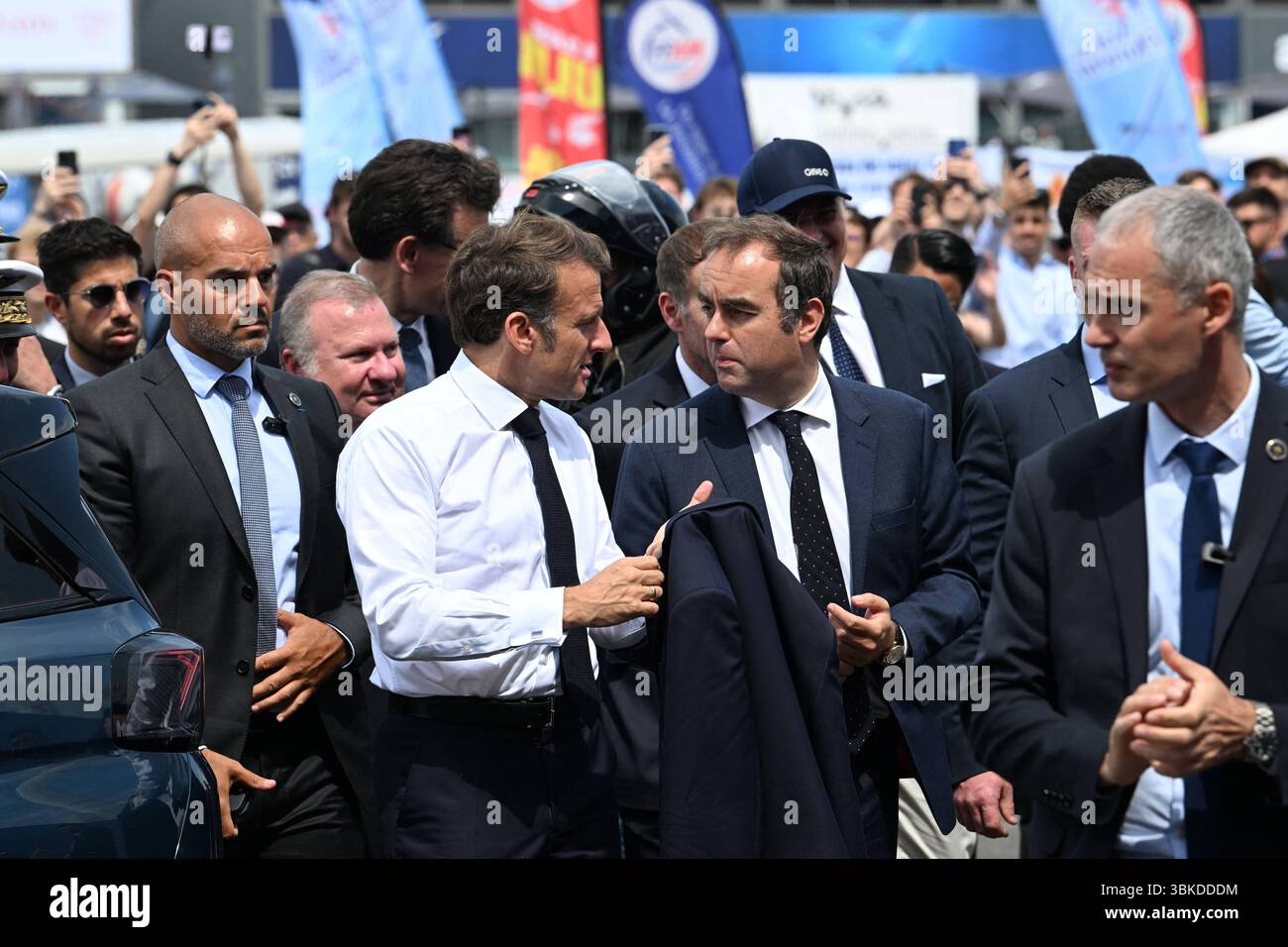 Le Bourget, Francia. 20 giugno 2025. Il Presidente francese Emmanuel Macron, accolto dal Ministro delle forze Armate S?'bastien Lecornu, durante la sua visita alla 55a edizione dell'International Paris Air Show (Salon International de l'a?'ronautique et de l'espace - SIAE), tenutasi presso l'aeroporto Paris-le Bourget, a nord di Parigi, il 20 giugno 2025.//01ACCORSINIJEANNE accorsini281/Credit:JEANNE ACCORSINIACCORSINIJEANNE/2506201308/Credit: Alabsini281/Credit Foto Stock