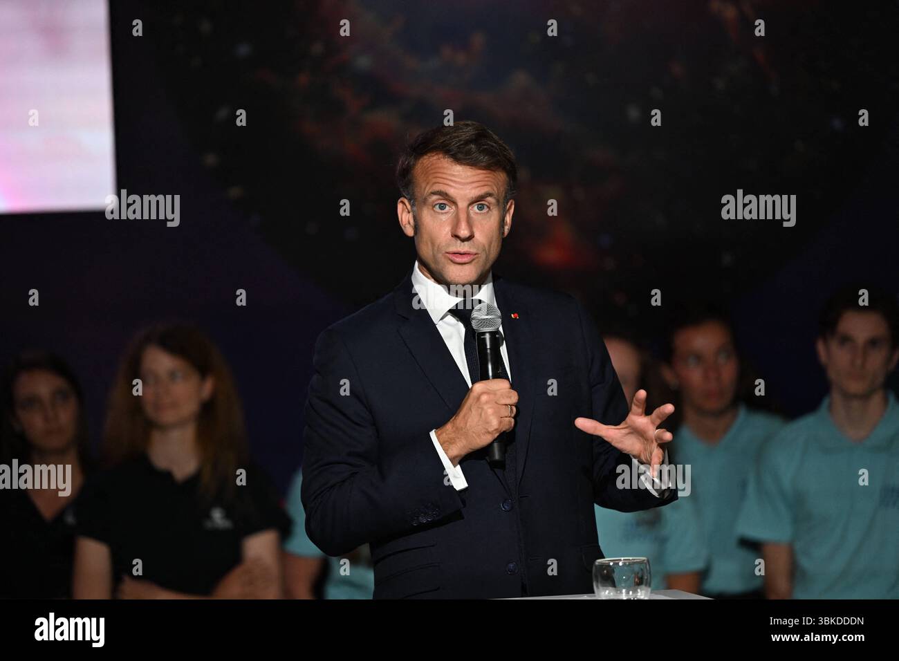 Le Bourget, Francia. 20 giugno 2025. Il 20 giugno 2025, il presidente Emmanuel Macron ha partecipato alla 55a edizione dell'International Paris Air Show (Salon International de l'a?'ronautique et de l'espace - SIAE) tenutasi presso l'aeroporto Paris-le Bourget, a nord di Parigi. All'arrivo, entra nel padiglione Paris Space Hub, visita lo stand Eutelsat e si connette dal vivo con l'astronauta Sophie Adenot di Houston. La visita si conclude con un discorso tenuto dal Presidente ai professionisti del settore aerospaziale e ai leader del settore. Photoby Jeanne Accorsini/Pool/ABACAPRESS.COM credito: Abaca Press/Alamy Live News Foto Stock