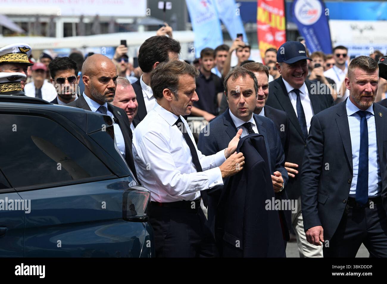 Le Bourget, Francia. 20 giugno 2025. Il Presidente francese Emmanuel Macron, accolto dal Ministro delle forze Armate S?'bastien Lecornu, durante la sua visita alla 55a edizione dell'International Paris Air Show (Salon International de l'a?'ronautique et de l'espace - SIAE), tenutasi presso l'Aeroporto Paris-le Bourget, a nord di Parigi, il 20 giugno 2025.//01ACCORSINIJEANNE accor280/2506201308 Credit Foto Stock