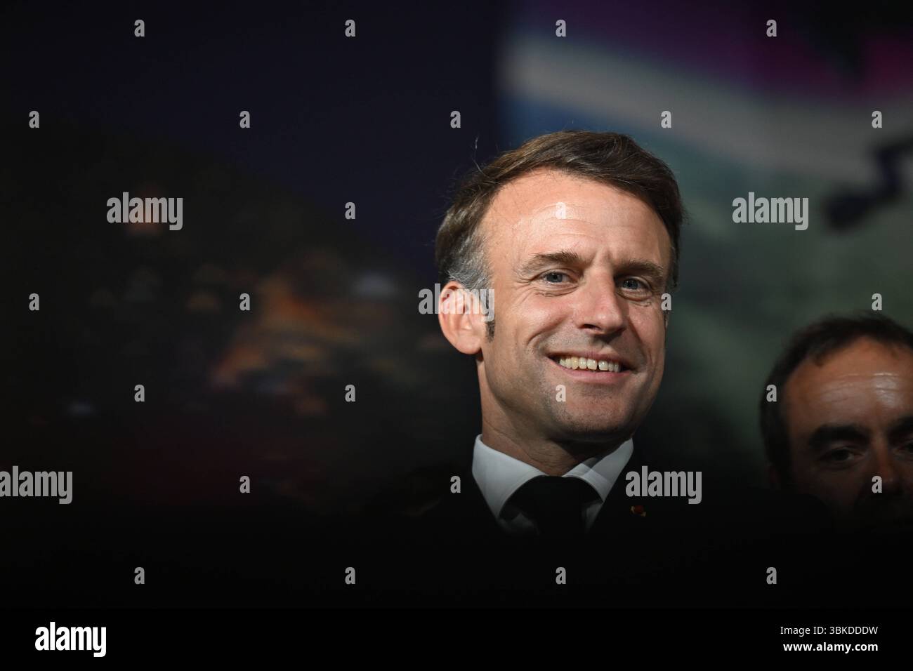 Le Bourget, Francia. 20 giugno 2025. Il 20 giugno 2025, il presidente Emmanuel Macron ha partecipato alla 55a edizione dell'International Paris Air Show (Salon International de l'a?'ronautique et de l'espace - SIAE) tenutasi presso l'aeroporto Paris-le Bourget, a nord di Parigi. All'arrivo, entra nel padiglione Paris Space Hub, visita lo stand Eutelsat e si connette dal vivo con l'astronauta Sophie Adenot di Houston. La visita si conclude con un discorso tenuto dal Presidente ai professionisti del settore aerospaziale e ai leader del settore. Photoby Jeanne Accorsini/Pool/ABACAPRESS.COM credito: Abaca Press/Alamy Live News Foto Stock