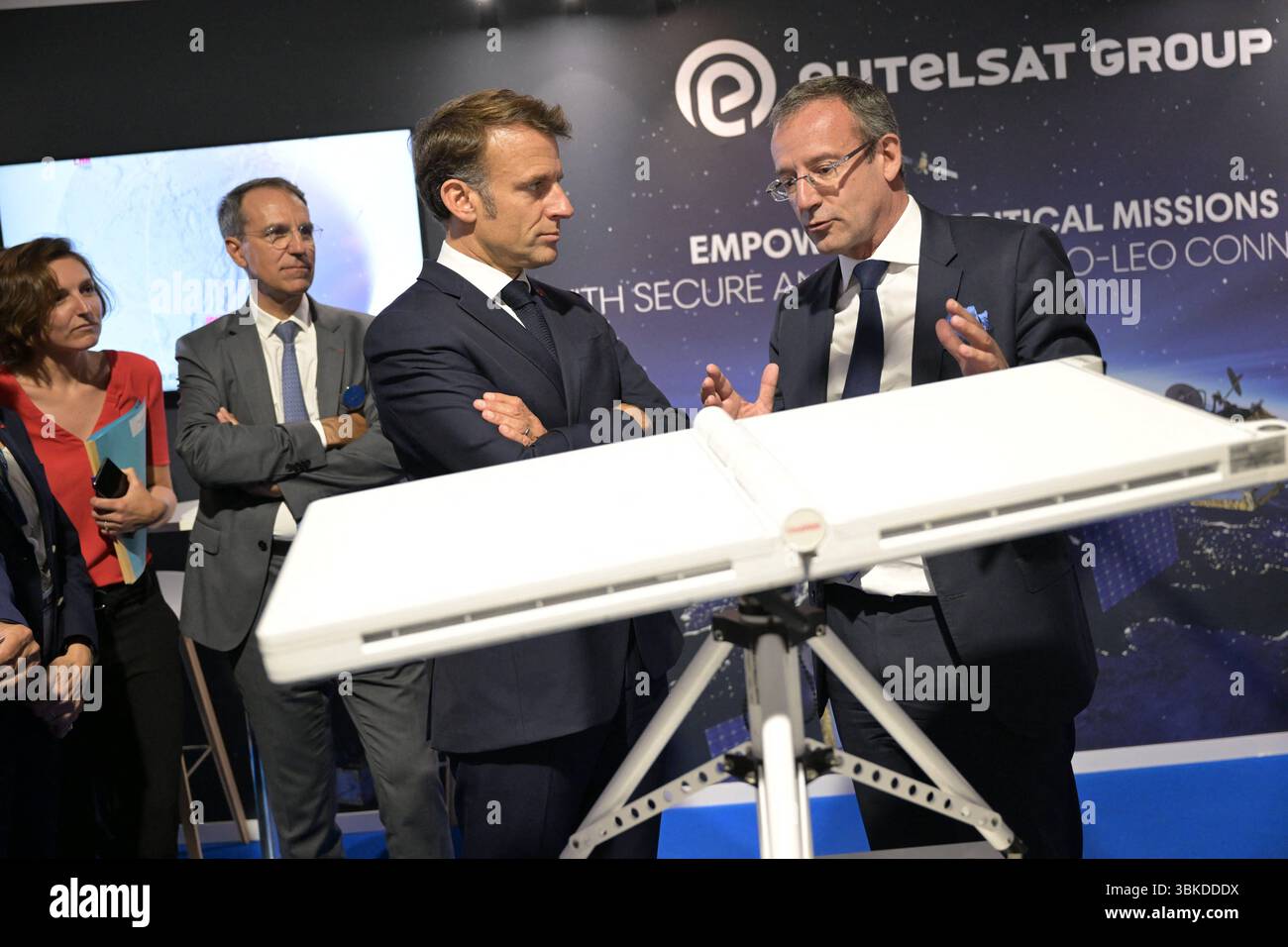 Le Bourget, Francia. 20 giugno 2025. Il 20 giugno 2025, il presidente Emmanuel Macron ha partecipato alla 55a edizione dell'International Paris Air Show (Salon International de l'a?'ronautique et de l'espace - SIAE) tenutasi presso l'aeroporto Paris-le Bourget, a nord di Parigi. All'arrivo, entra nel padiglione Paris Space Hub, visita lo stand Eutelsat e si connette dal vivo con l'astronauta Sophie Adenot di Houston. La visita si conclude con un discorso tenuto dal Presidente ai professionisti del settore aerospaziale e ai leader del settore. Photoby Jeanne Accorsini/Pool/ABACAPRESS.COM credito: Abaca Press/Alamy Live News Foto Stock