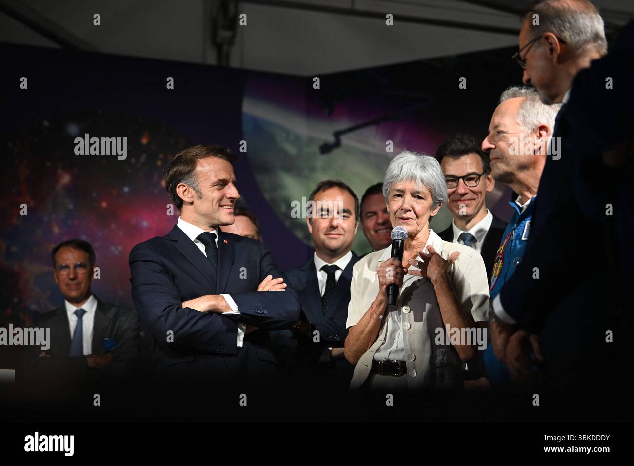 Le Bourget, Francia. 20 giugno 2025. Il 20 giugno 2025, il presidente Emmanuel Macron ha partecipato alla 55a edizione dell'International Paris Air Show (Salon International de l'a?'ronautique et de l'espace - SIAE) tenutasi presso l'aeroporto Paris-le Bourget, a nord di Parigi. All'arrivo, entra nel padiglione Paris Space Hub, visita lo stand Eutelsat e si connette dal vivo con l'astronauta Sophie Adenot di Houston. La visita si conclude con un discorso tenuto dal Presidente ai professionisti del settore aerospaziale e ai leader del settore. Photoby Jeanne Accorsini/Pool/ABACAPRESS.COM credito: Abaca Press/Alamy Live News Foto Stock