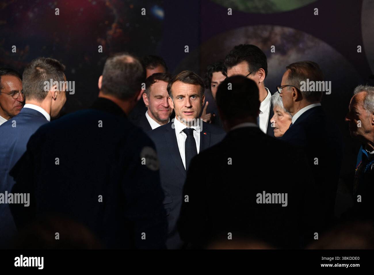 Le Bourget, Francia. 20 giugno 2025. Il 20 giugno 2025, il presidente Emmanuel Macron ha partecipato alla 55a edizione dell'International Paris Air Show (Salon International de l'a?'ronautique et de l'espace - SIAE) tenutasi presso l'aeroporto Paris-le Bourget, a nord di Parigi. All'arrivo, entra nel padiglione Paris Space Hub, visita lo stand Eutelsat e si connette dal vivo con l'astronauta Sophie Adenot di Houston. La visita si conclude con un discorso tenuto dal Presidente ai professionisti del settore aerospaziale e ai leader del settore. Photoby Jeanne Accorsini/Pool/ABACAPRESS.COM credito: Abaca Press/Alamy Live News Foto Stock