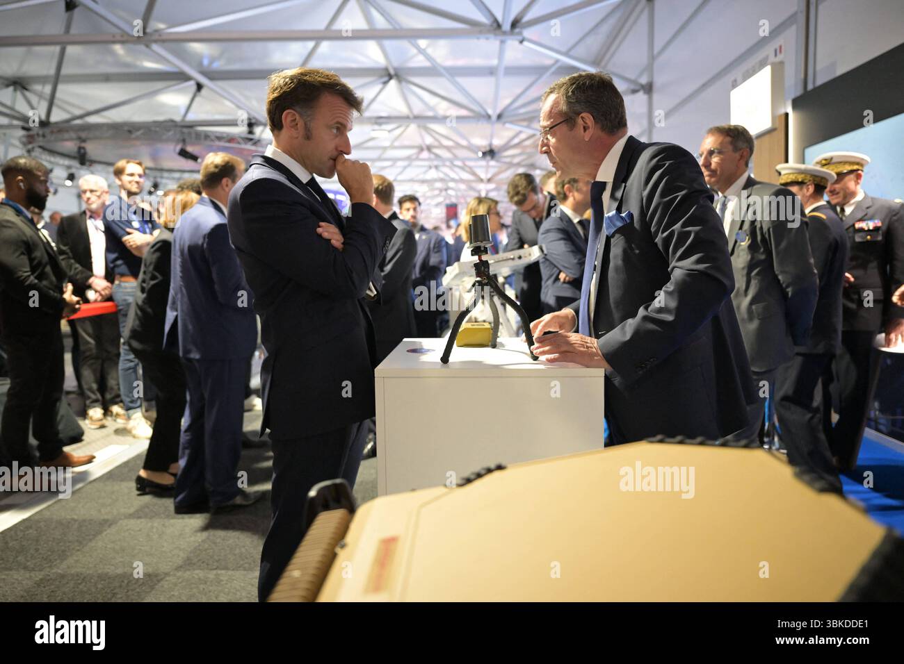Le Bourget, Francia. 20 giugno 2025. Il 20 giugno 2025, il presidente Emmanuel Macron ha partecipato alla 55a edizione dell'International Paris Air Show (Salon International de l'a?'ronautique et de l'espace - SIAE) tenutasi presso l'aeroporto Paris-le Bourget, a nord di Parigi. All'arrivo, entra nel padiglione Paris Space Hub, visita lo stand Eutelsat e si connette dal vivo con l'astronauta Sophie Adenot di Houston. La visita si conclude con un discorso tenuto dal Presidente ai professionisti del settore aerospaziale e ai leader del settore. Photoby Jeanne Accorsini/Pool/ABACAPRESS.COM credito: Abaca Press/Alamy Live News Foto Stock